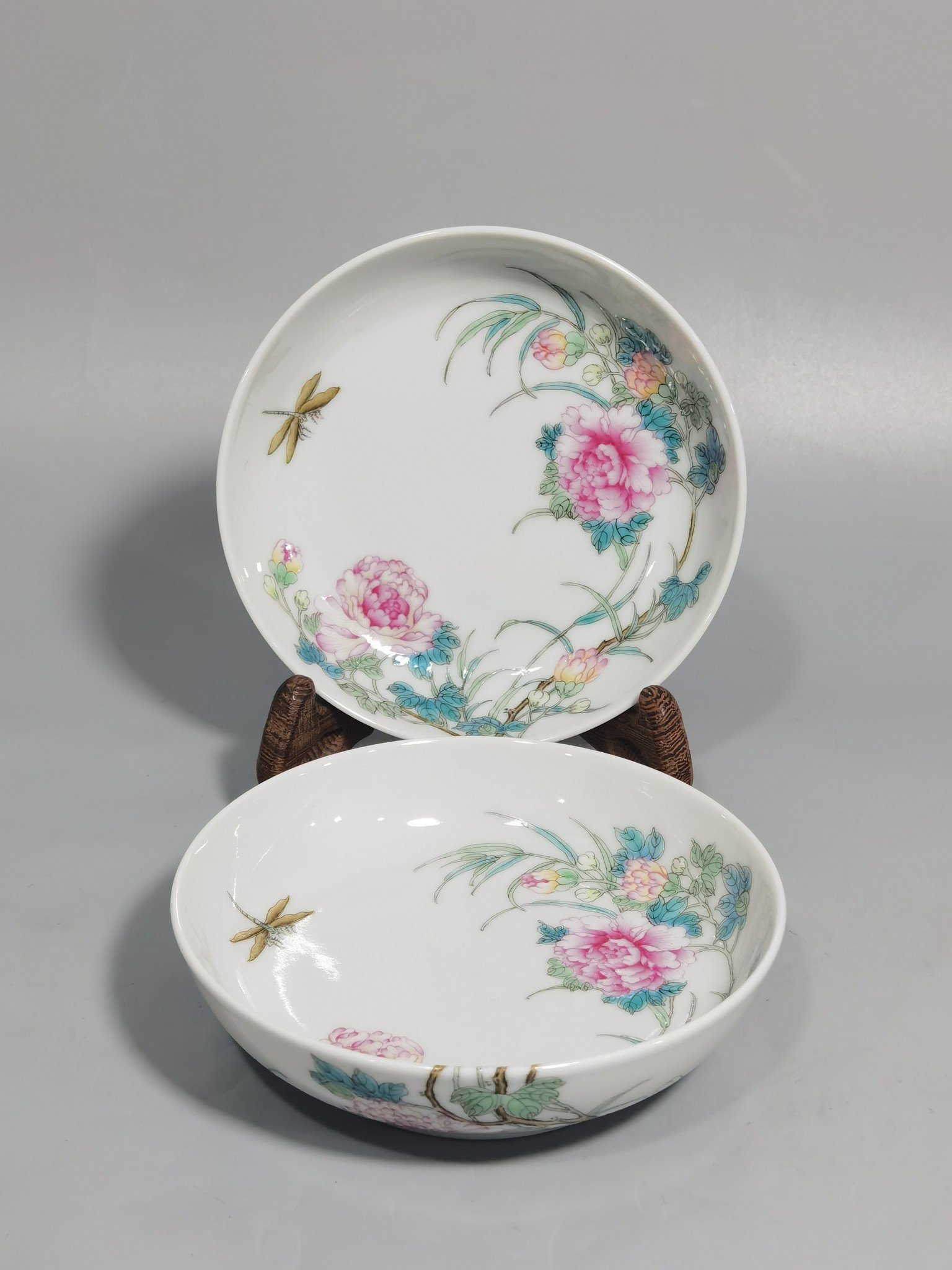 Qing Dynasty Yongzheng a pair of pastel hibiscus flower and dragonfly small plates