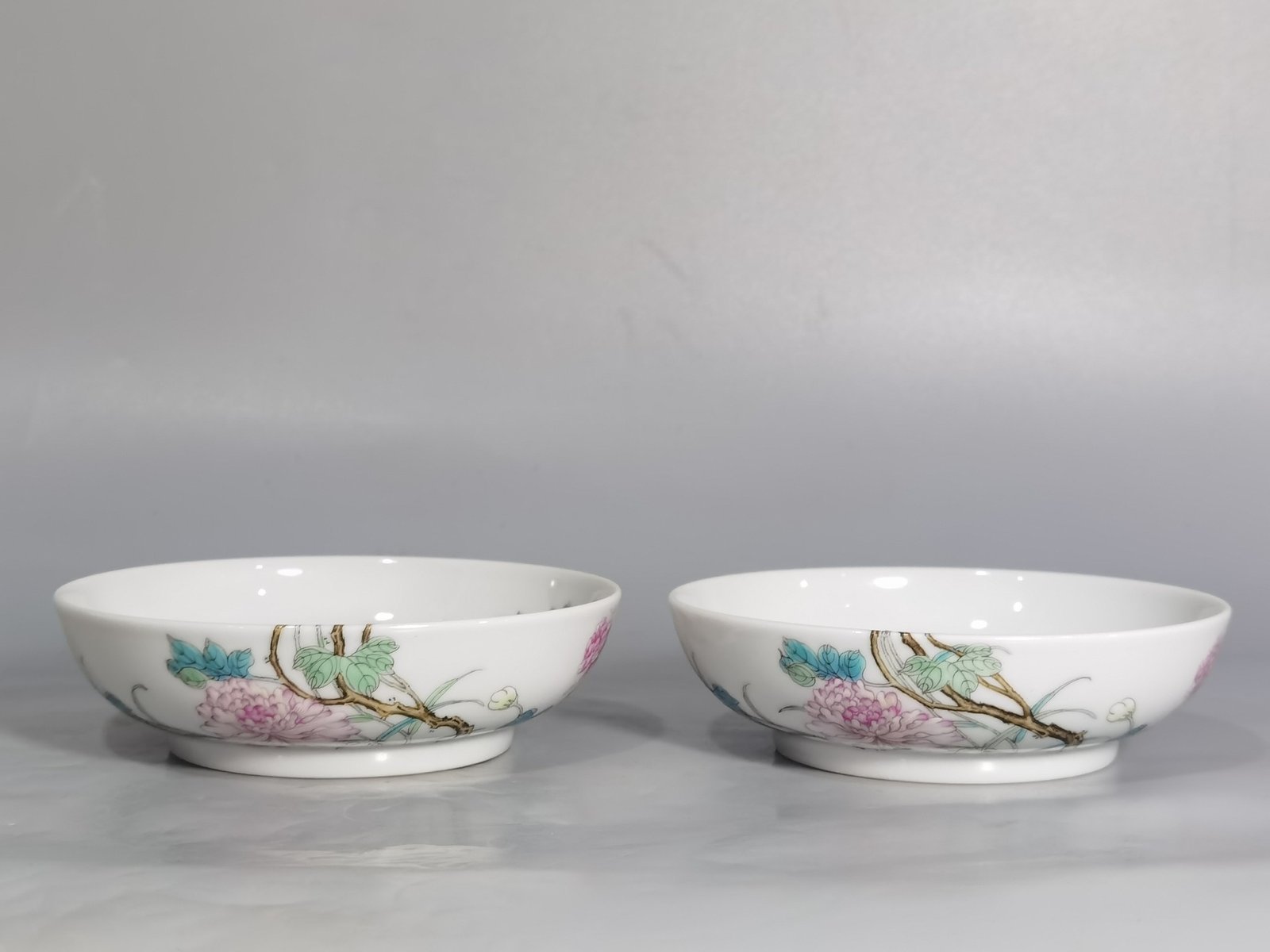 Qing Dynasty Yongzheng a pair of pastel hibiscus flower and dragonfly small plates