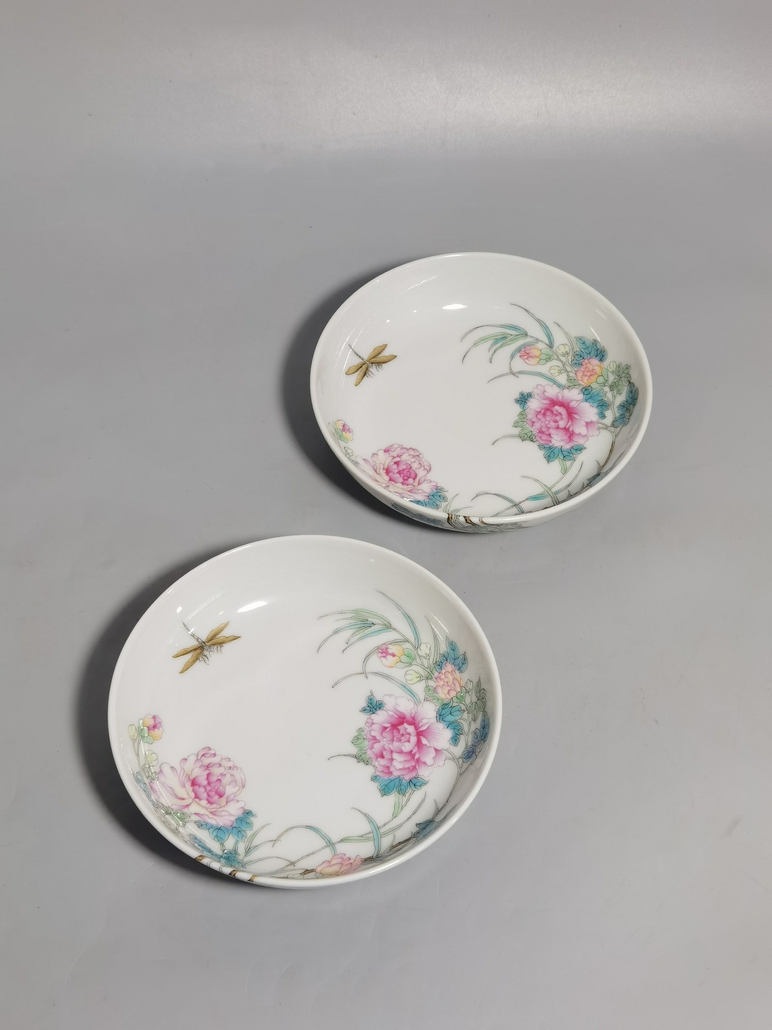 Qing Dynasty Yongzheng a pair of pastel hibiscus flower and dragonfly small plates