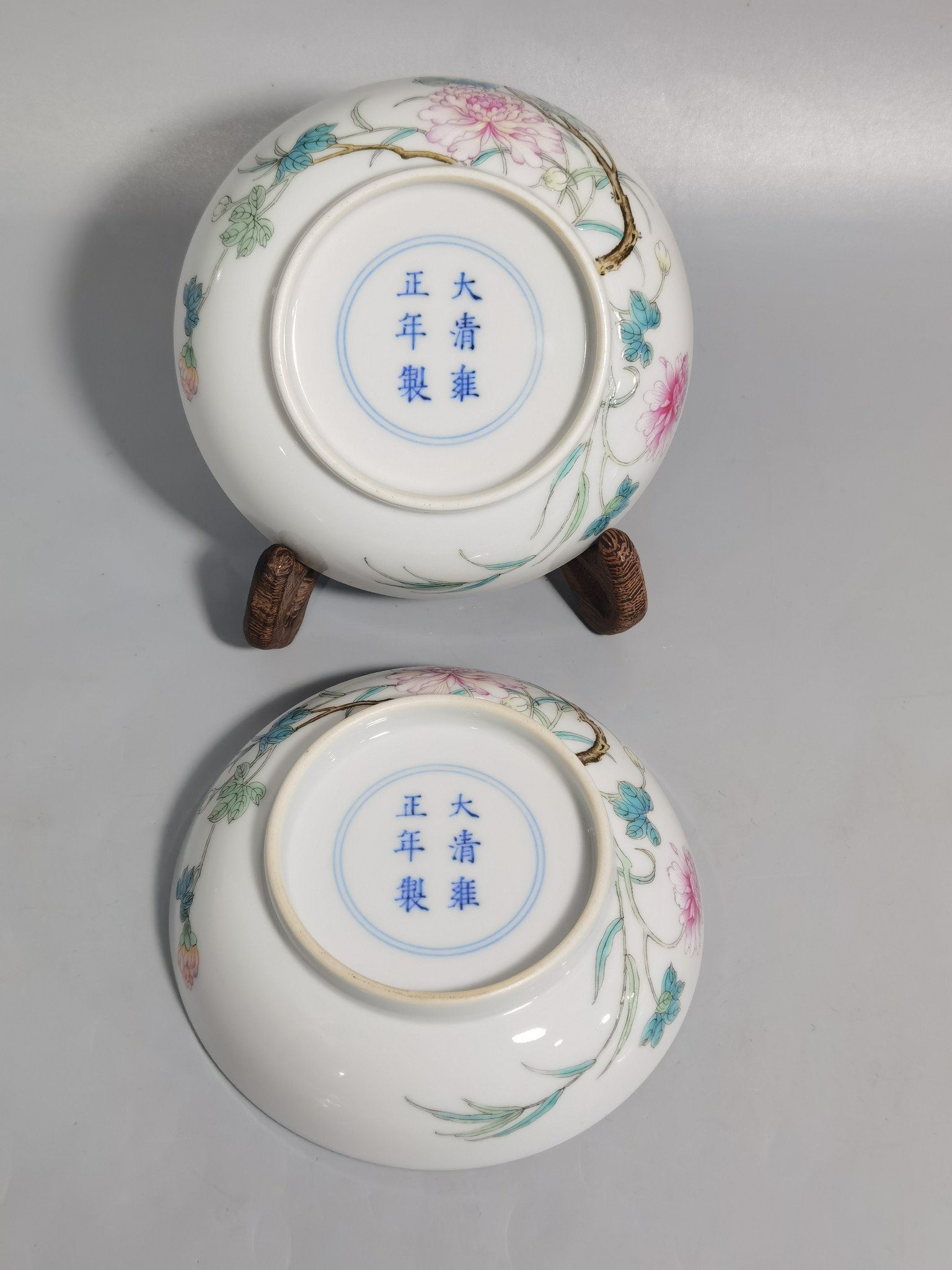 Qing Dynasty Yongzheng a pair of pastel hibiscus flower and dragonfly small plates