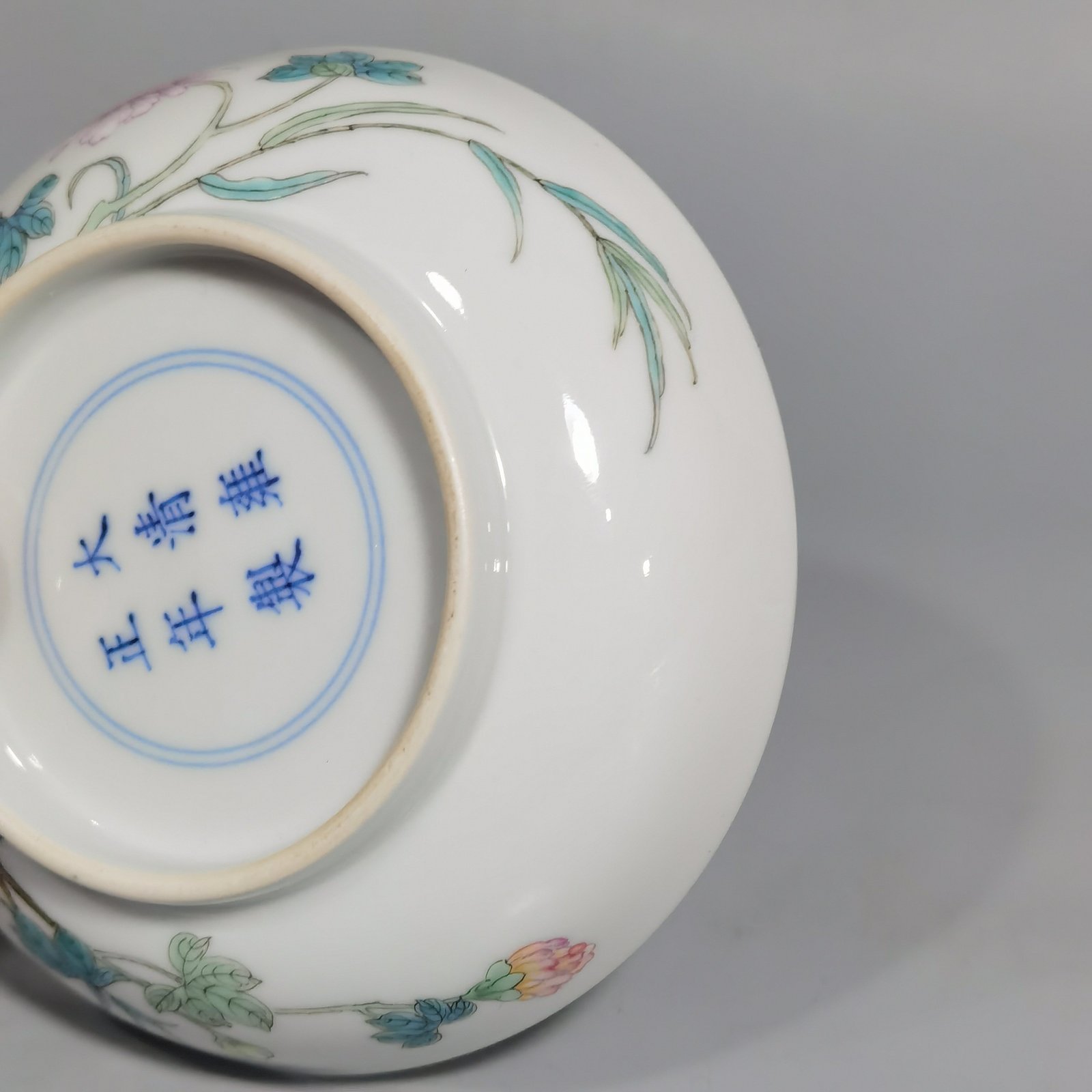 Qing Dynasty Yongzheng a pair of pastel hibiscus flower and dragonfly small plates