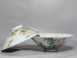 Qing Dynasty Yongzheng a pair of pastel-colored flowers birds and chrysanthemum bamboo hats and bowls