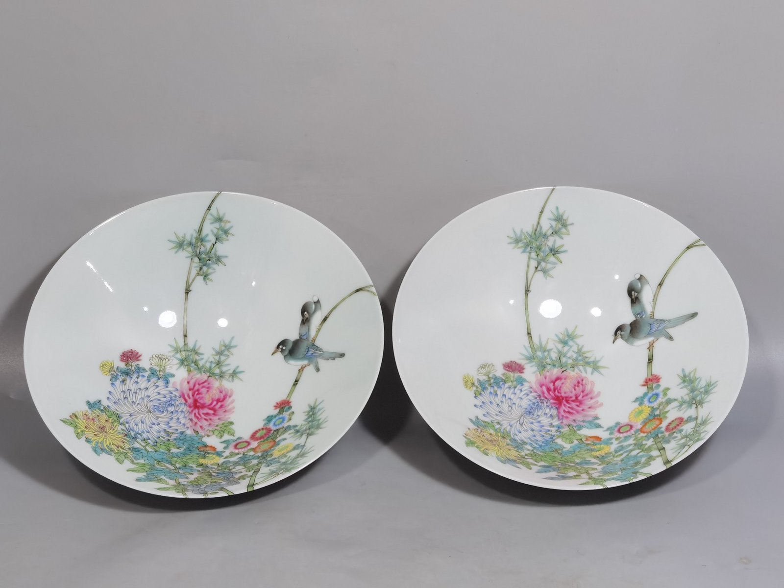 Qing Dynasty Yongzheng a pair of pastel-colored flowers birds and chrysanthemum bamboo hats and bowls