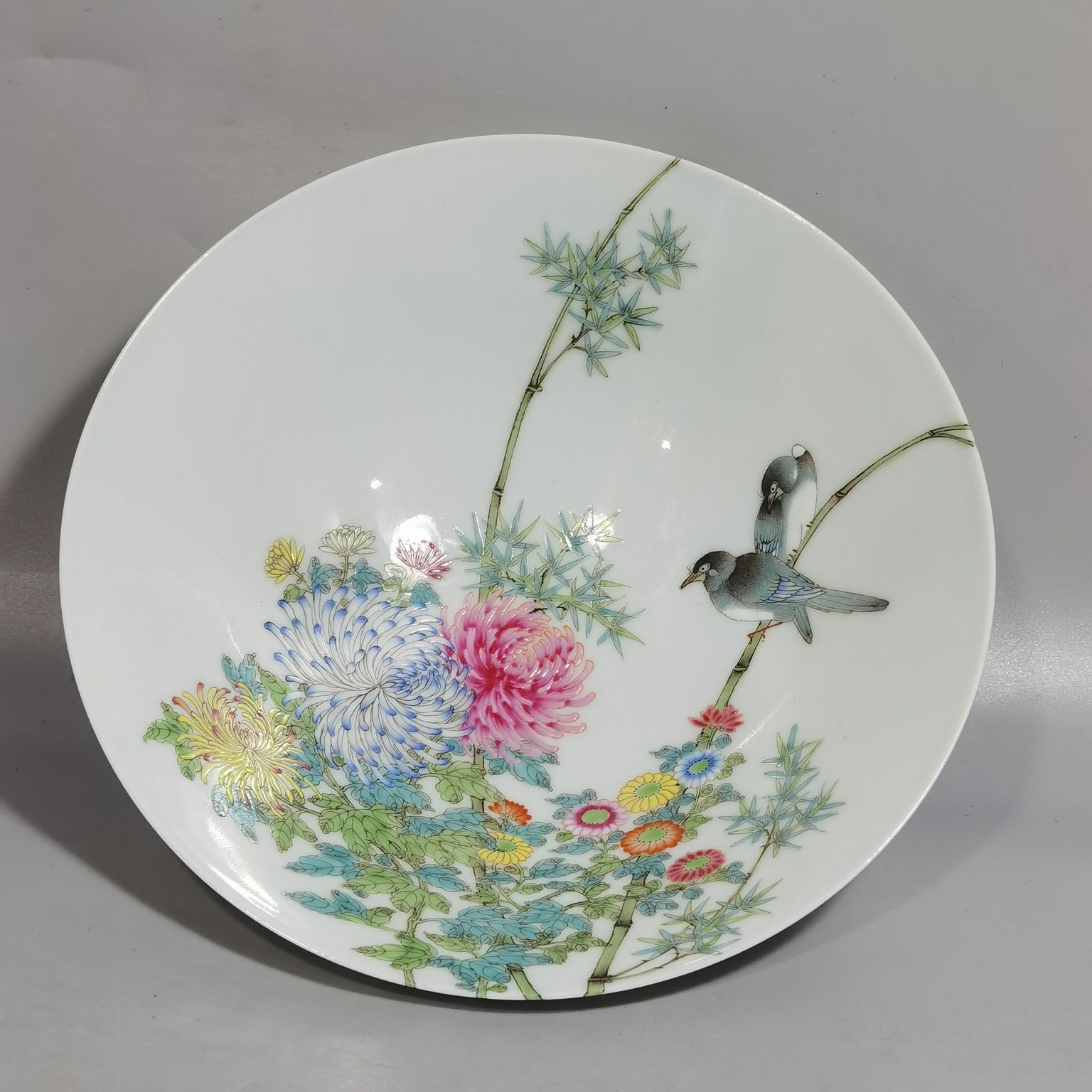 Qing Dynasty Yongzheng a pair of pastel-colored flowers birds and chrysanthemum bamboo hats and bowls