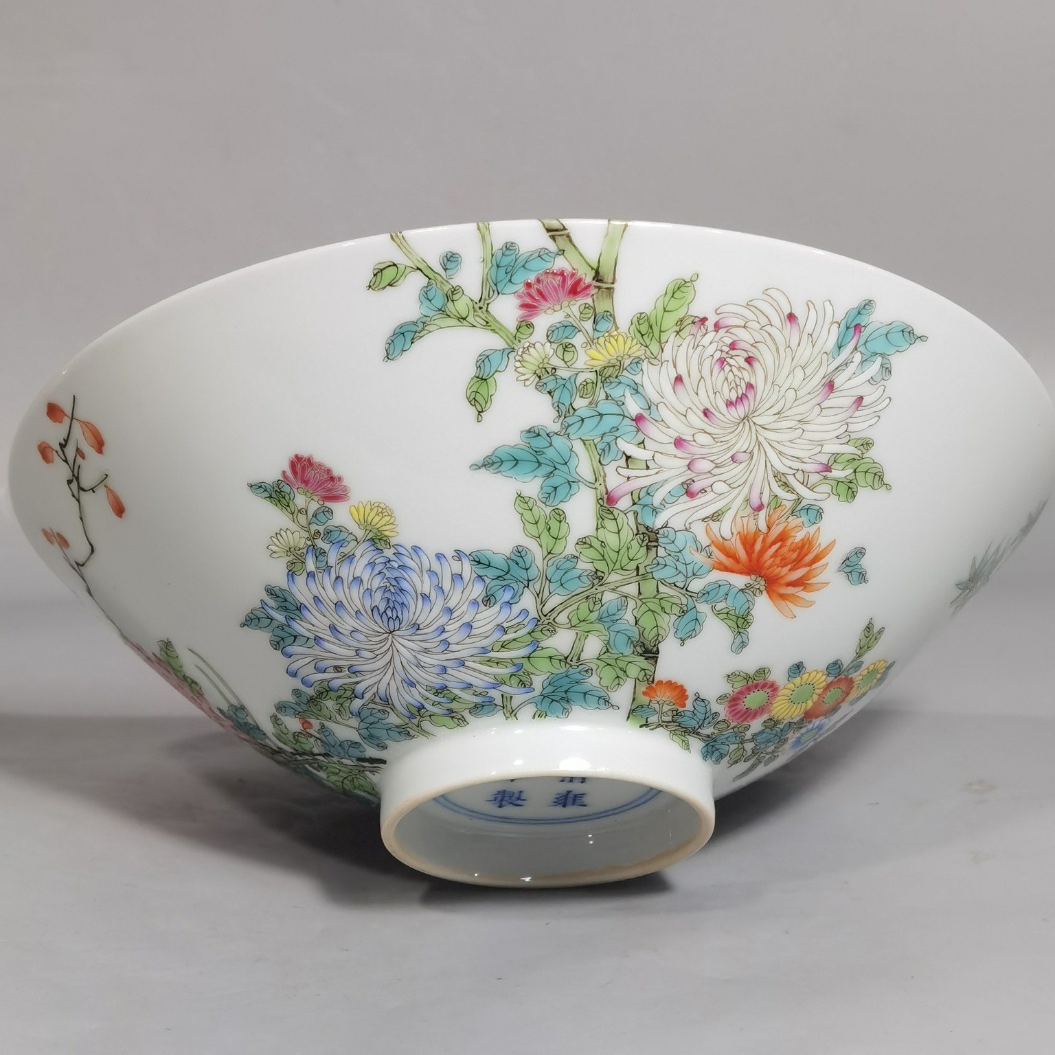 Qing Dynasty Yongzheng a pair of pastel-colored flowers birds and chrysanthemum bamboo hats and bowls