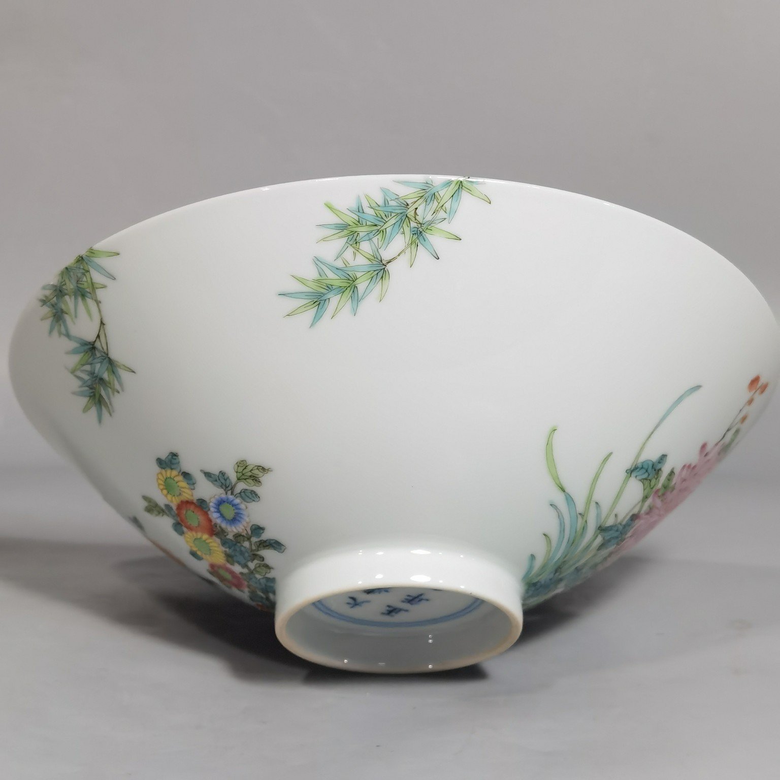 Qing Dynasty Yongzheng a pair of pastel-colored flowers birds and chrysanthemum bamboo hats and bowls