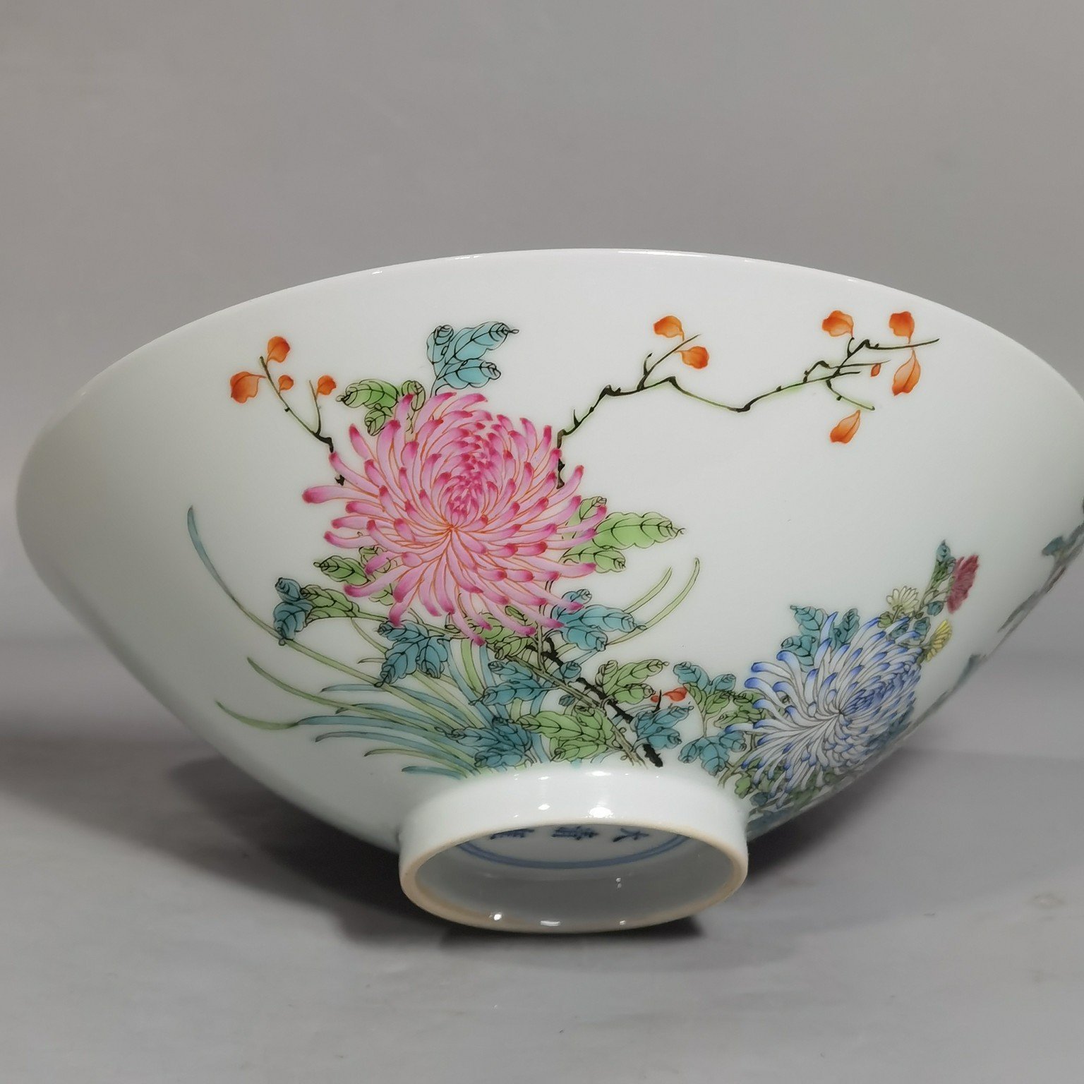 Qing Dynasty Yongzheng a pair of pastel-colored flowers birds and chrysanthemum bamboo hats and bowls