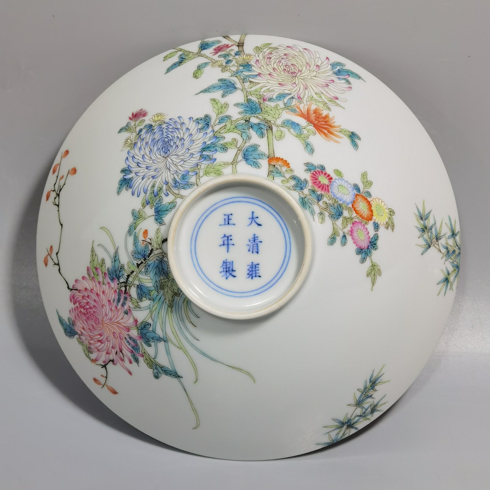 Qing Dynasty Yongzheng a pair of pastel-colored flowers birds and chrysanthemum bamboo hats and bowls