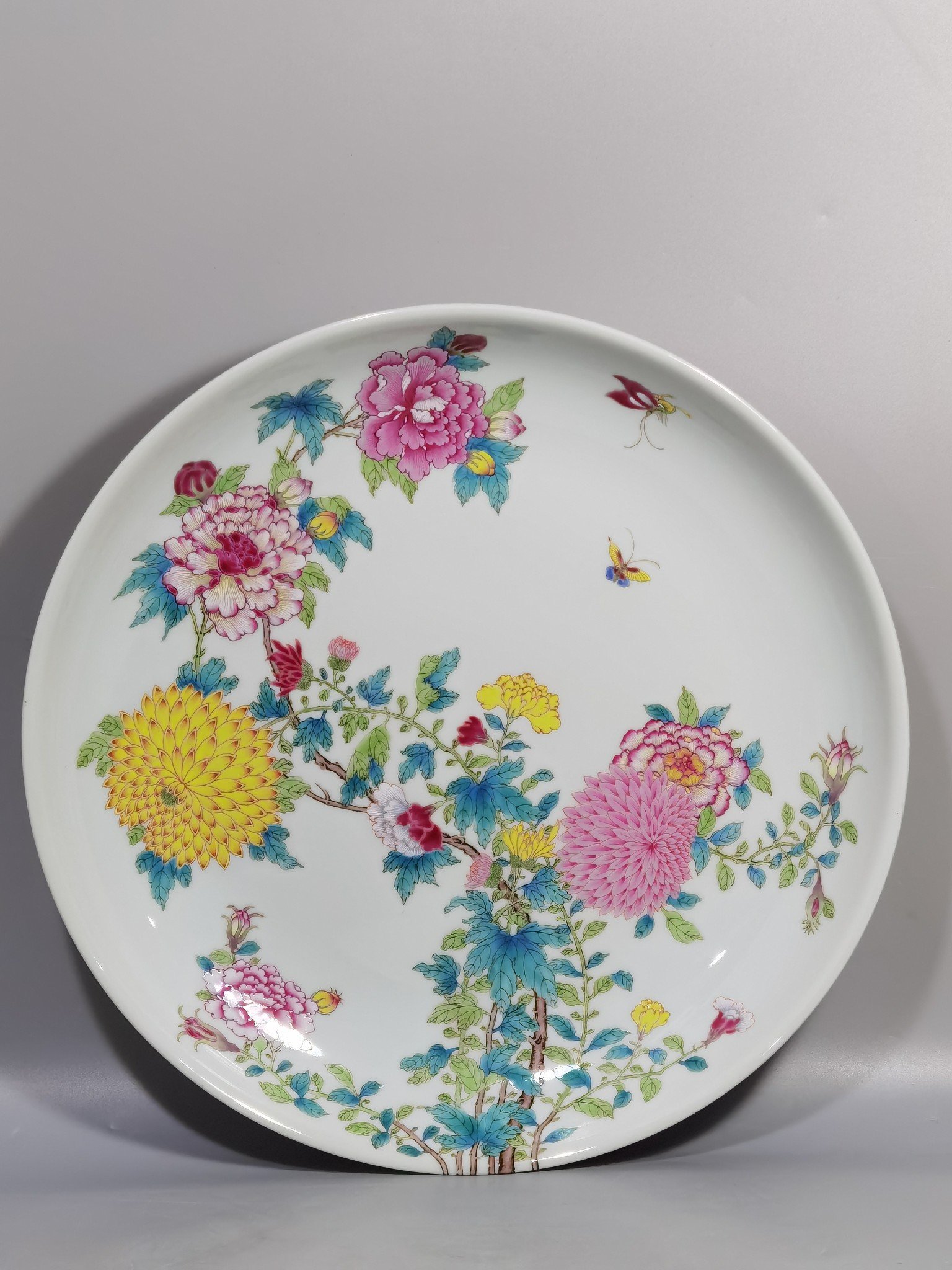 Qing Dynasty Yongzheng Pastel-colored chrysanthemum ornamental plate