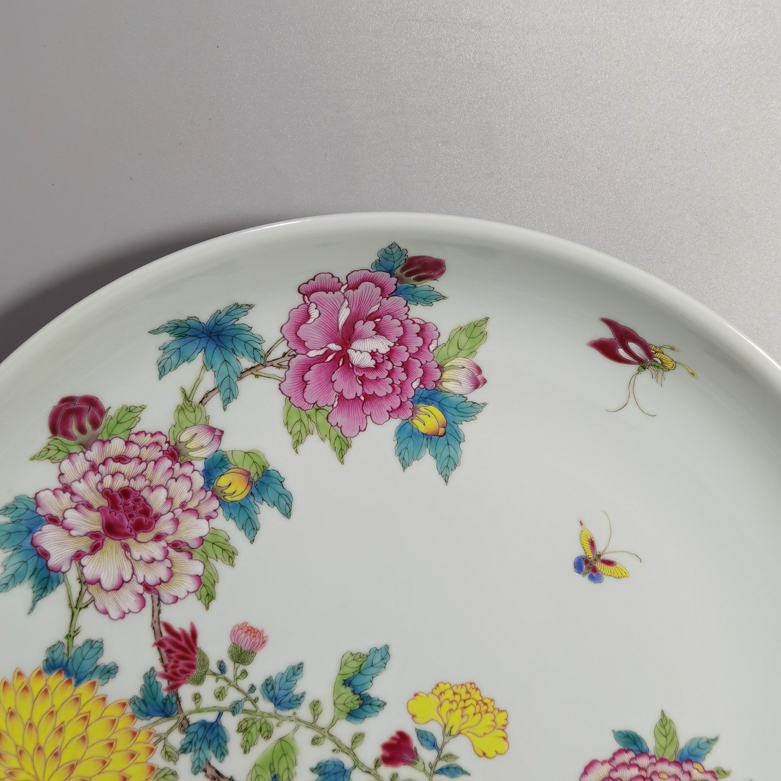 Qing Dynasty Yongzheng Pastel-colored chrysanthemum ornamental plate
