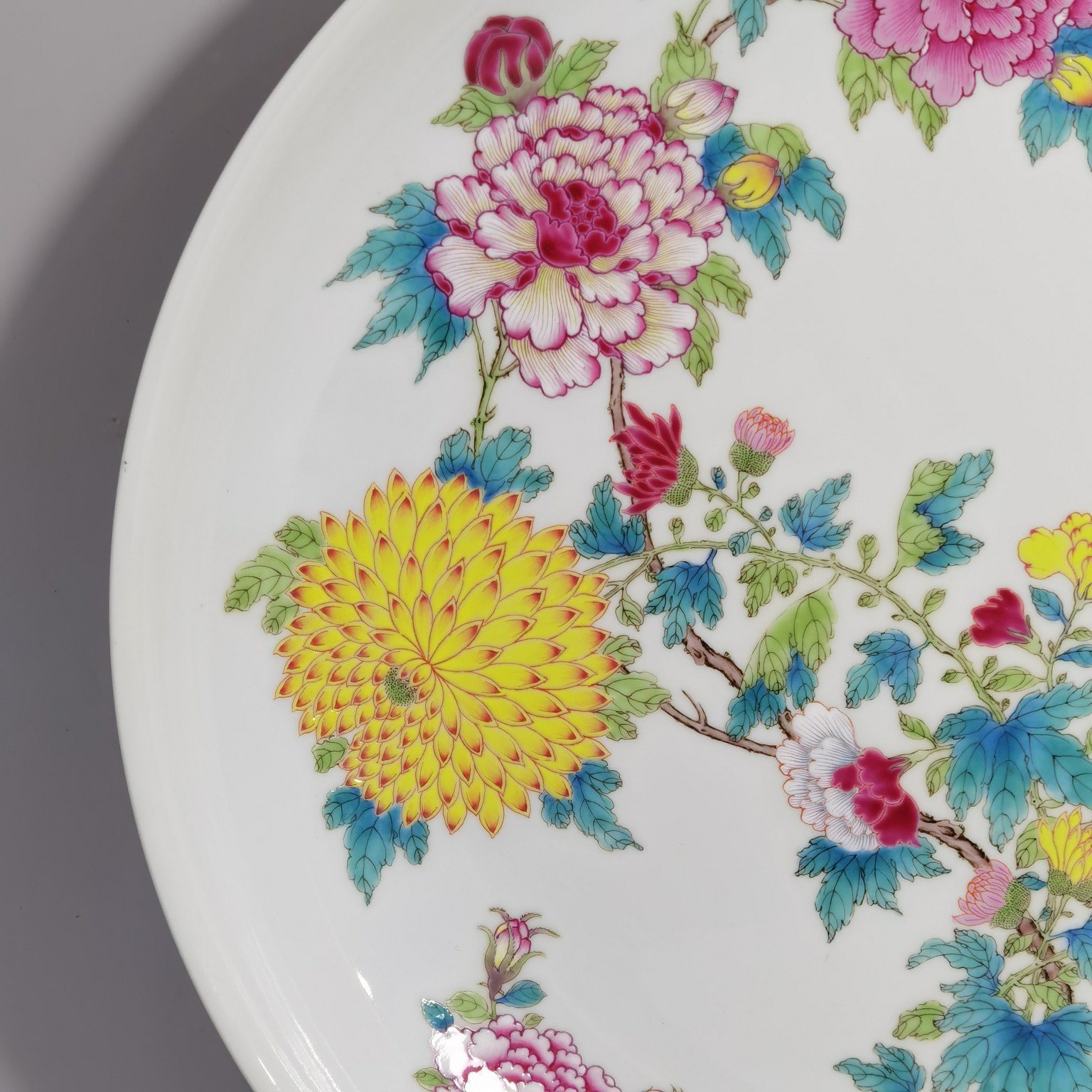 Qing Dynasty Yongzheng Pastel-colored chrysanthemum ornamental plate