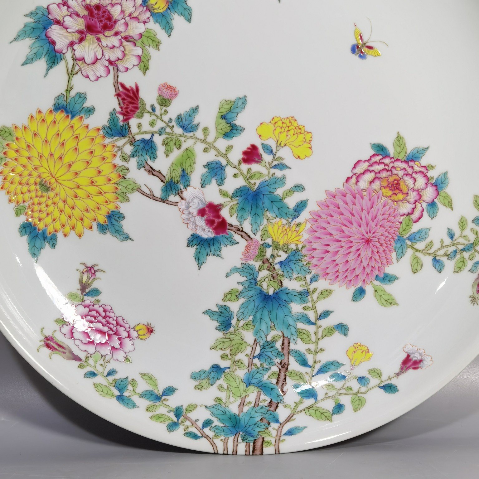 Qing Dynasty Yongzheng Pastel-colored chrysanthemum ornamental plate