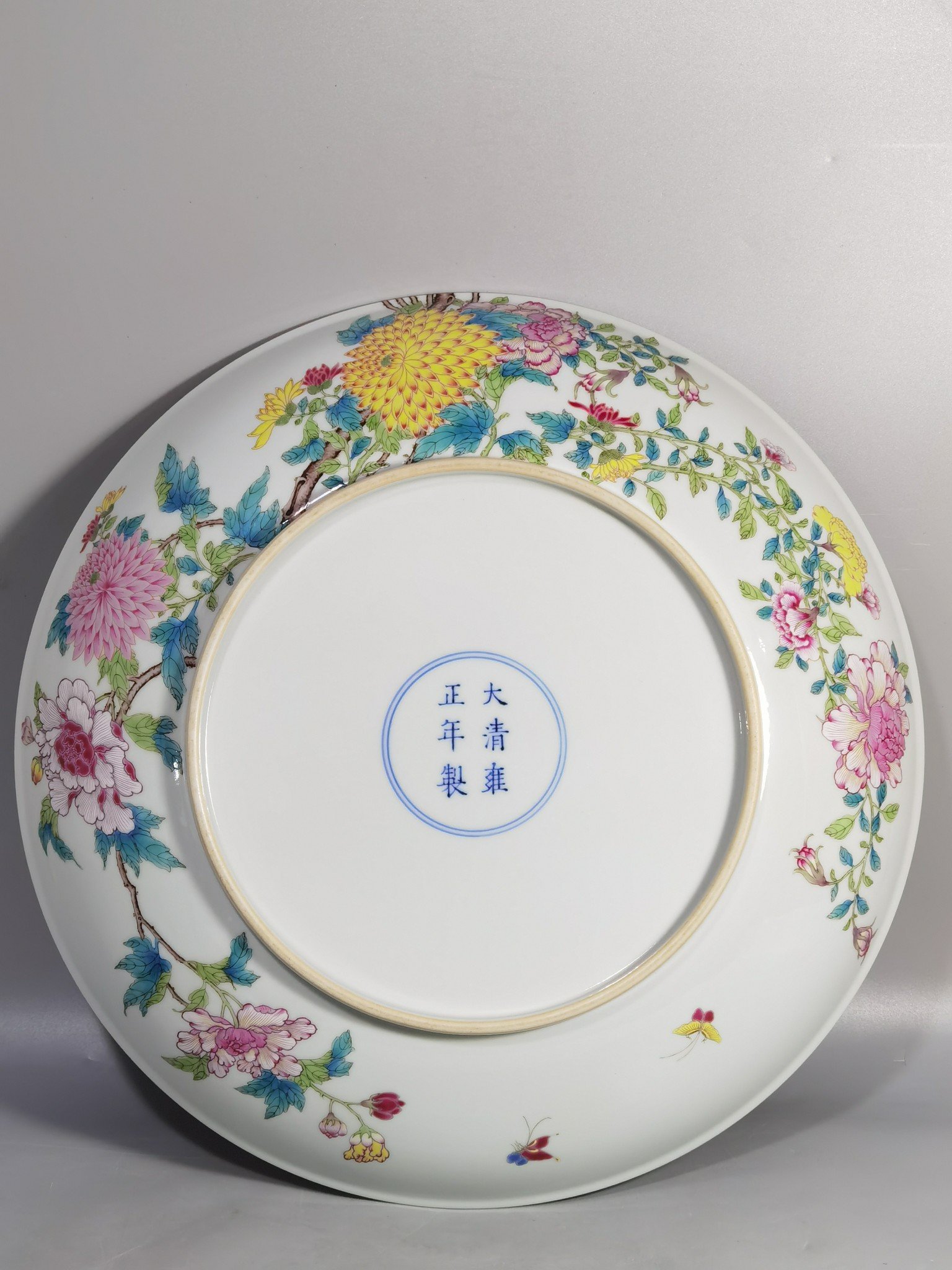 Qing Dynasty Yongzheng Pastel-colored chrysanthemum ornamental plate