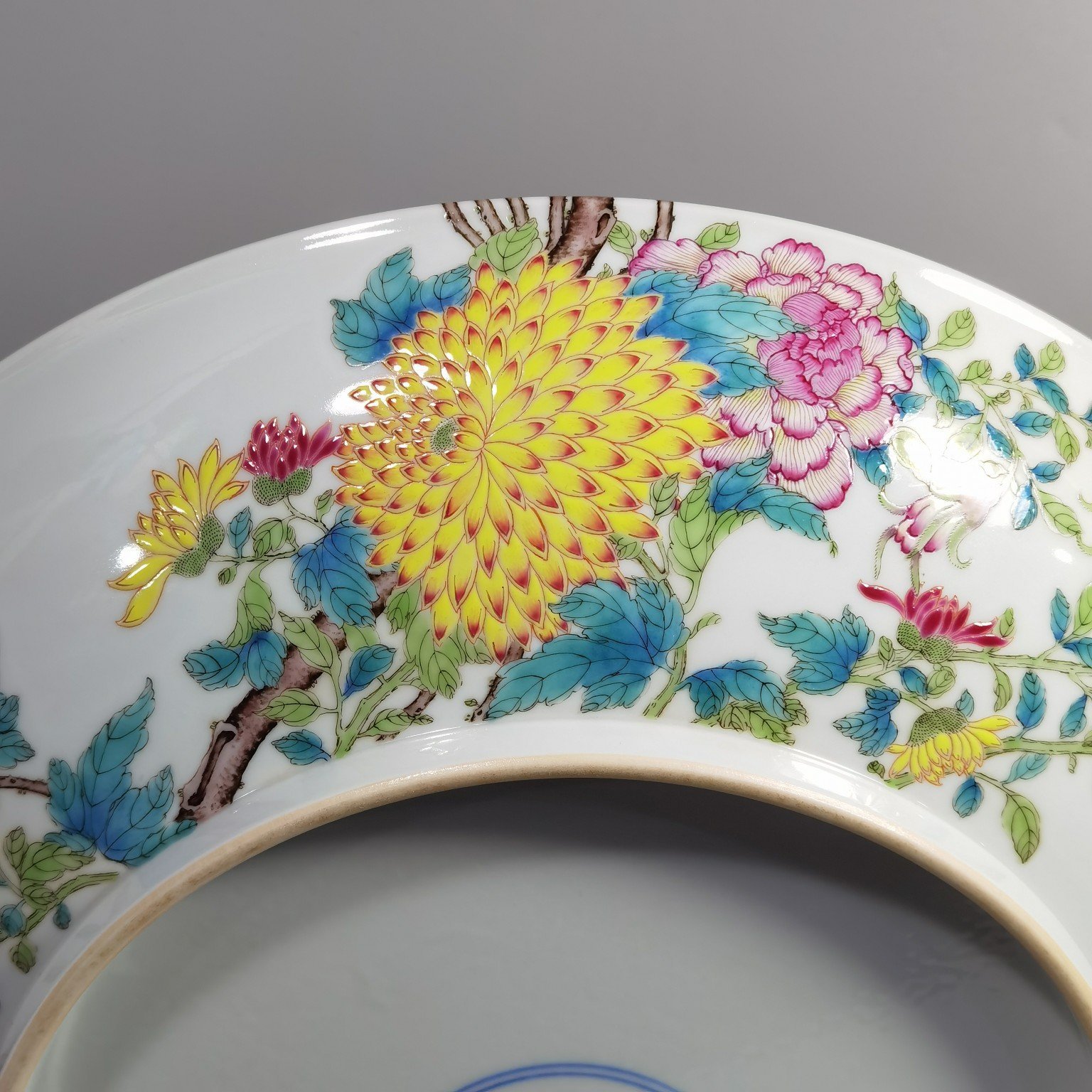Qing Dynasty Yongzheng Pastel-colored chrysanthemum ornamental plate