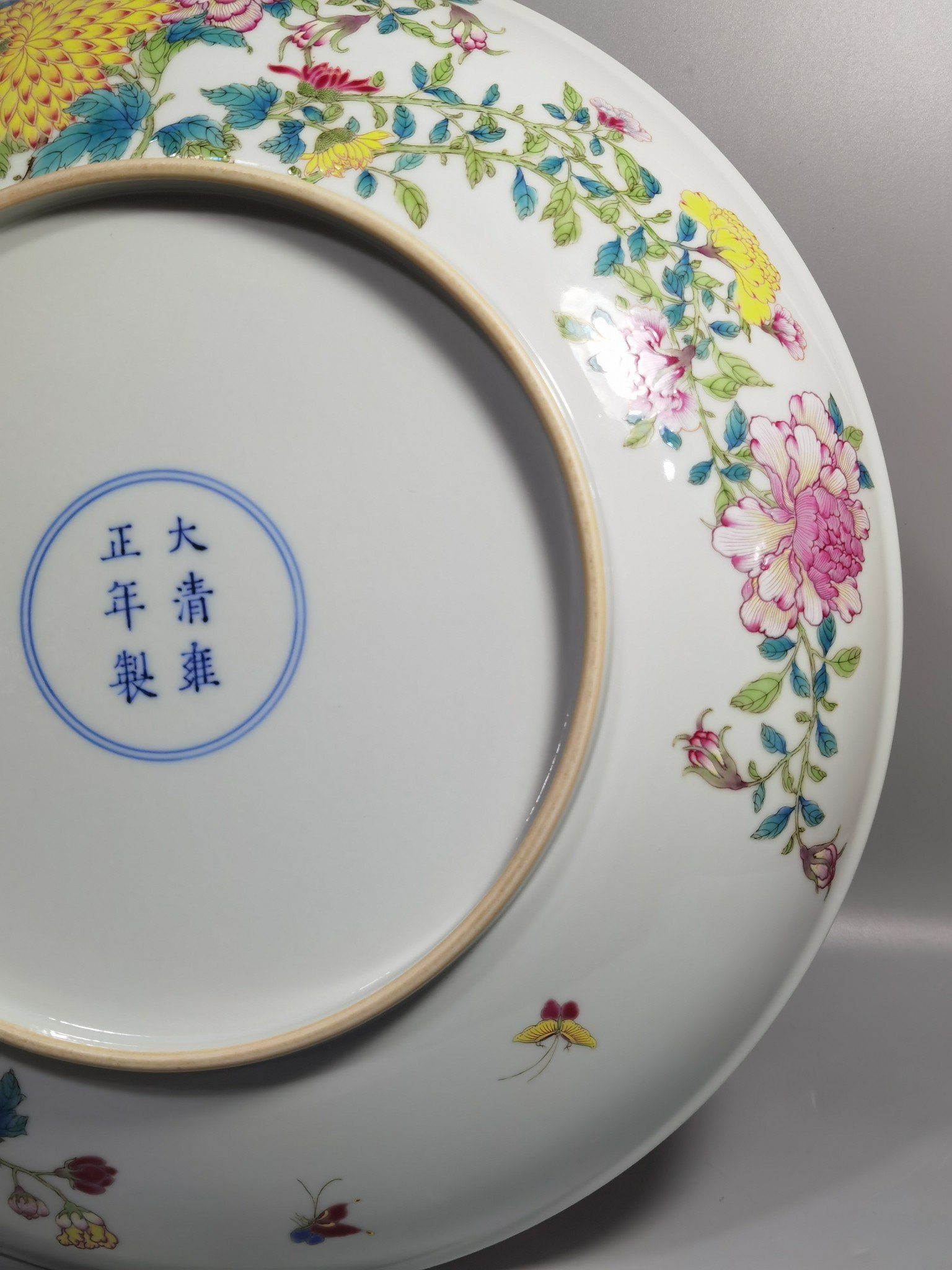 Qing Dynasty Yongzheng Pastel-colored chrysanthemum ornamental plate