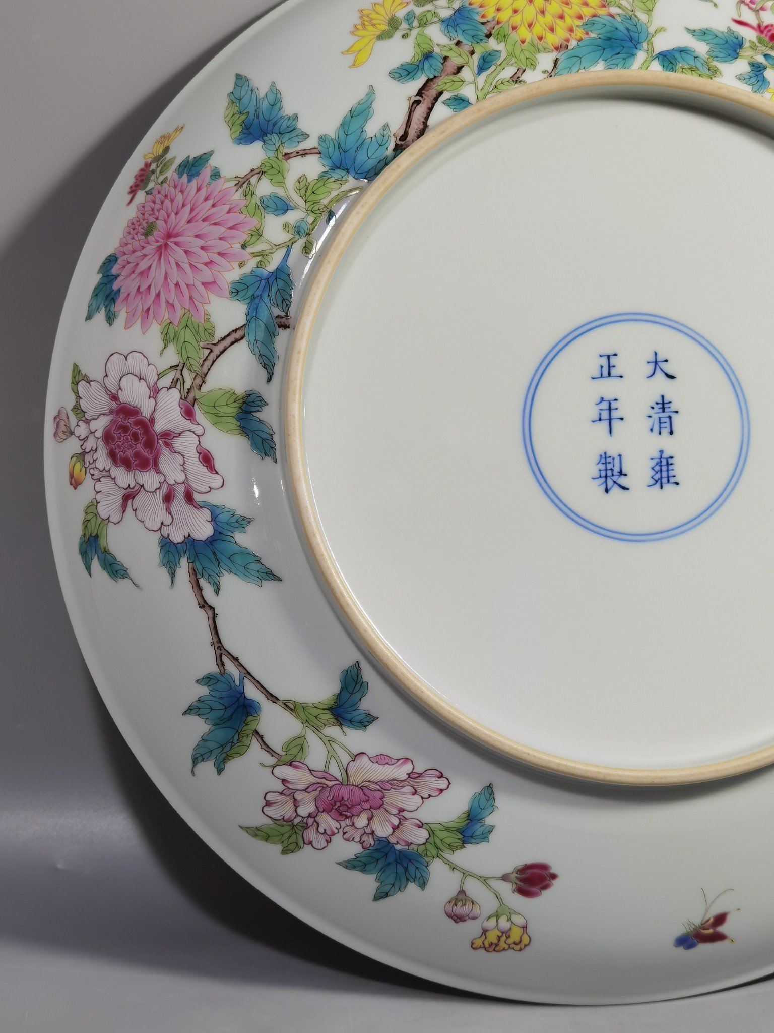 Qing Dynasty Yongzheng Pastel-colored chrysanthemum ornamental plate