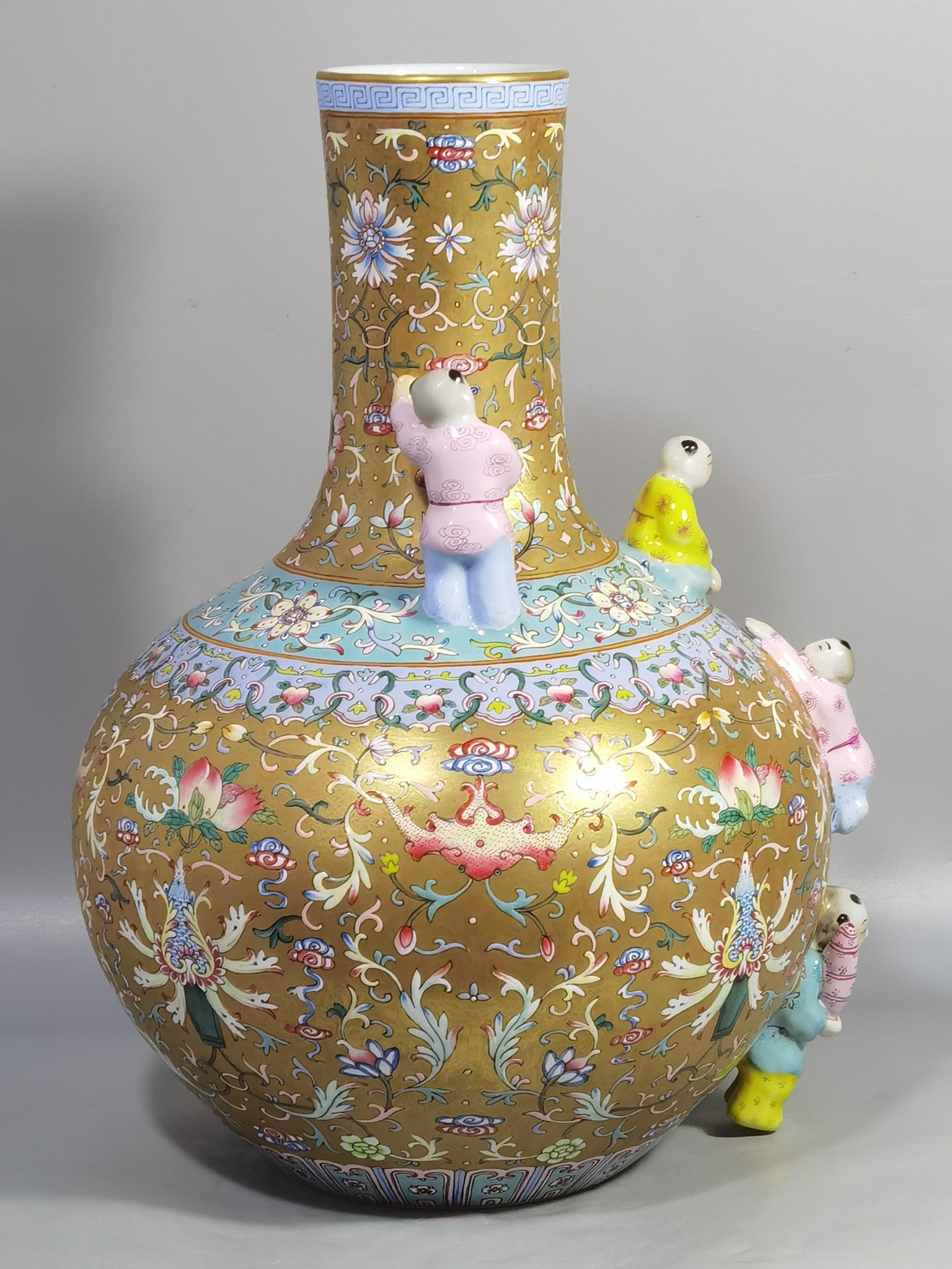 Qing Dynasty Yongzheng gold-colored pastel celestial sphere vase with five sons and five sons