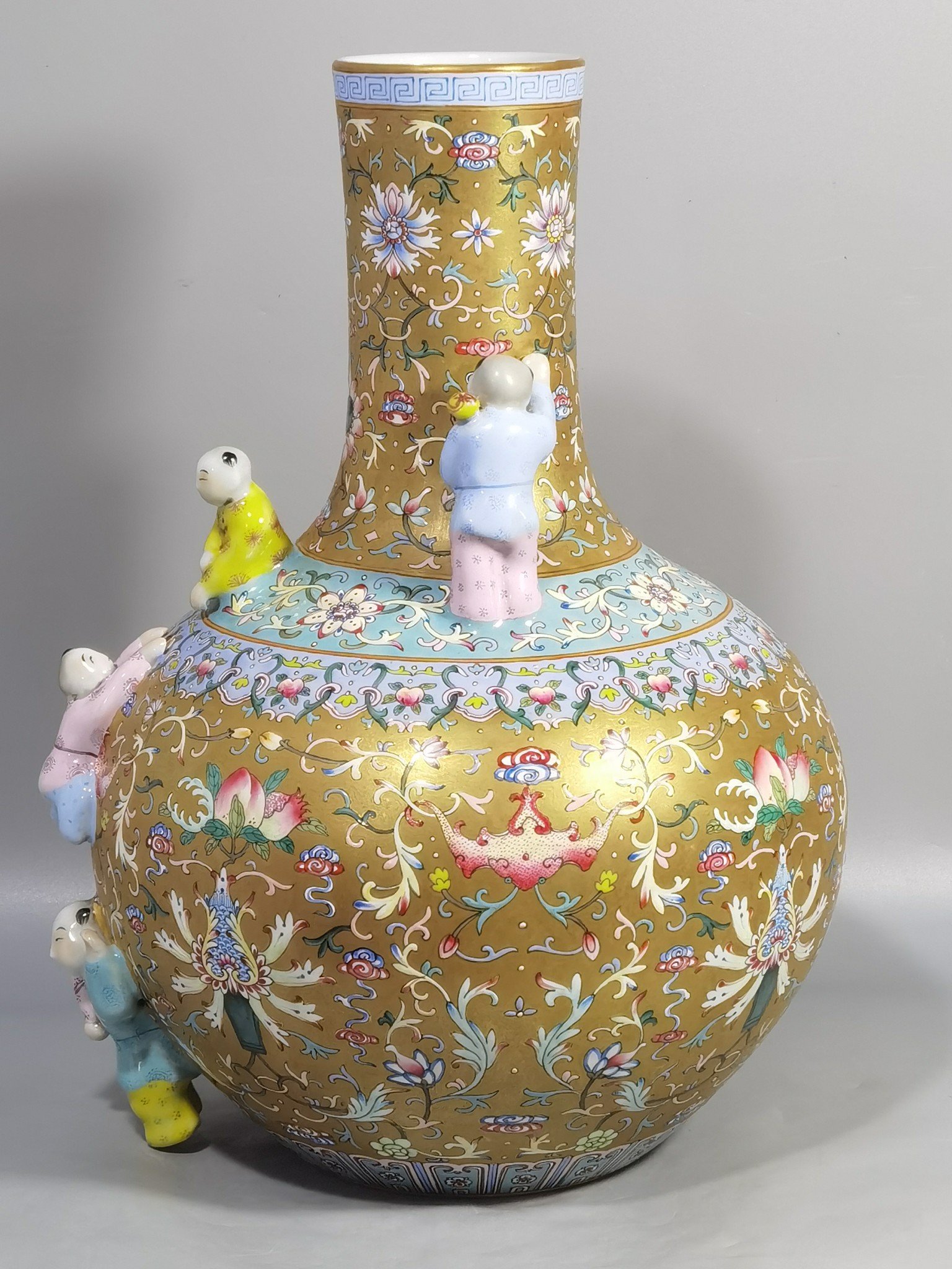 Qing Dynasty Yongzheng gold-colored pastel celestial sphere vase with five sons and five sons