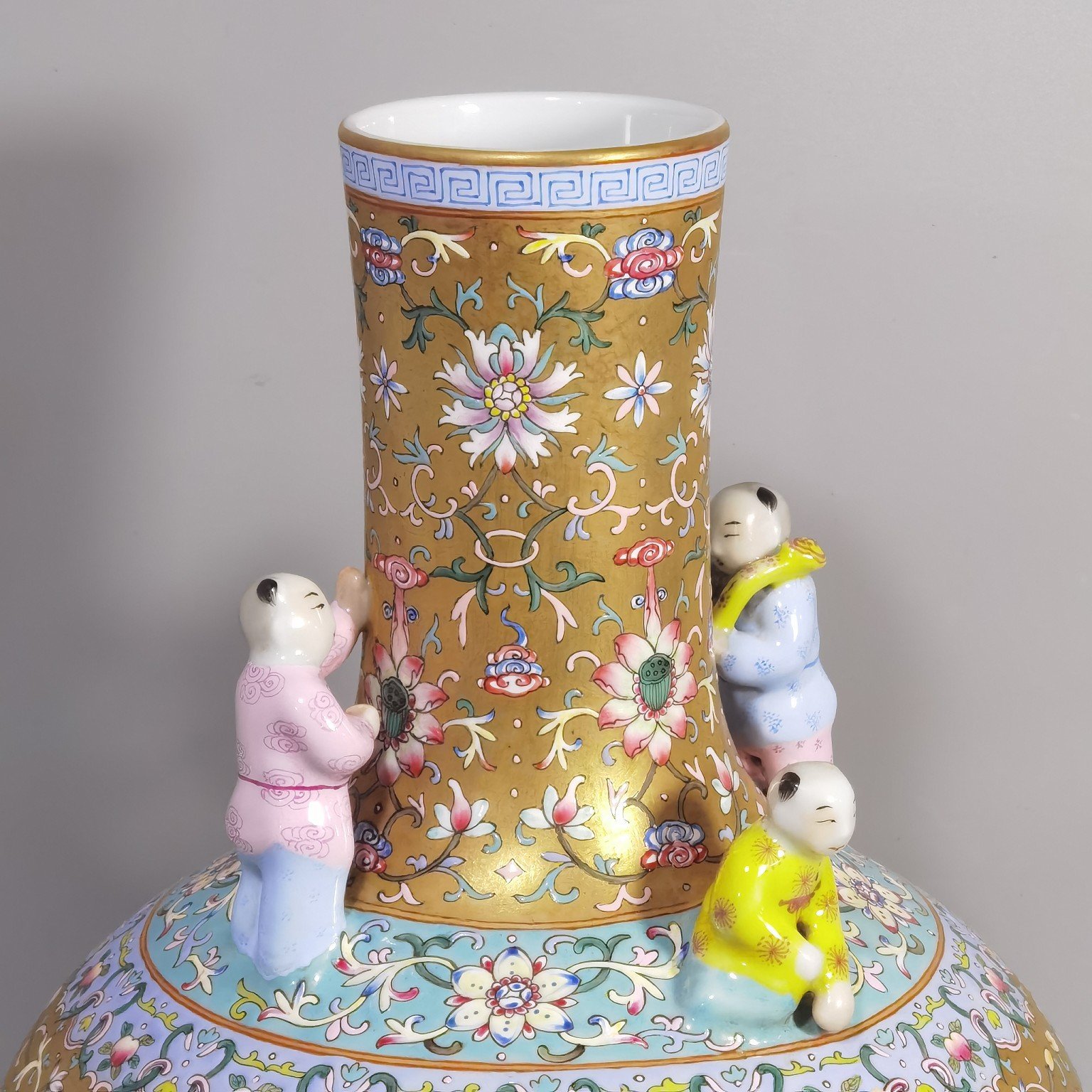 Qing Dynasty Yongzheng gold-colored pastel celestial sphere vase with five sons and five sons