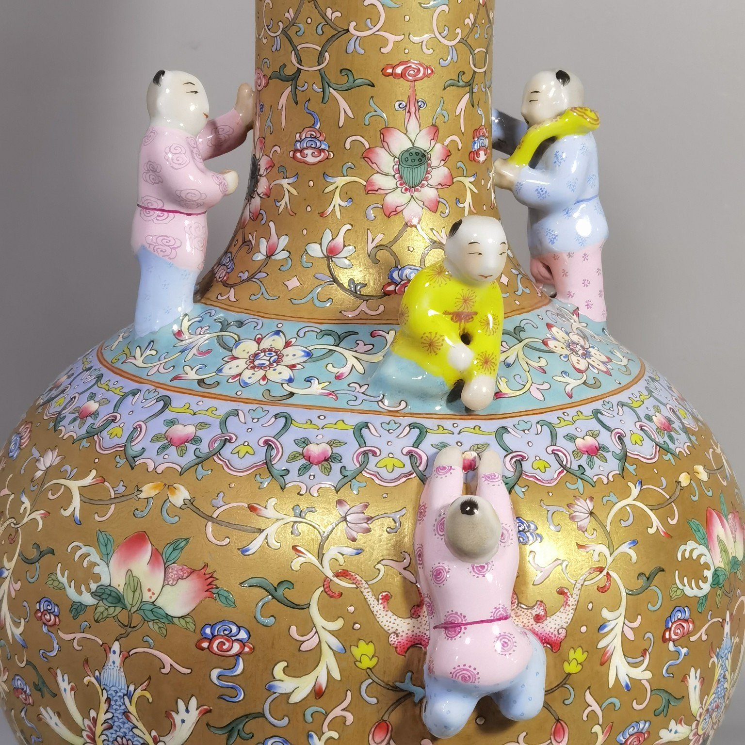 Qing Dynasty Yongzheng gold-colored pastel celestial sphere vase with five sons and five sons