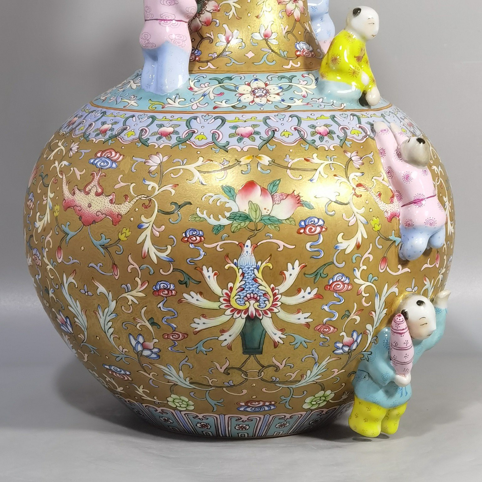 Qing Dynasty Yongzheng gold-colored pastel celestial sphere vase with five sons and five sons