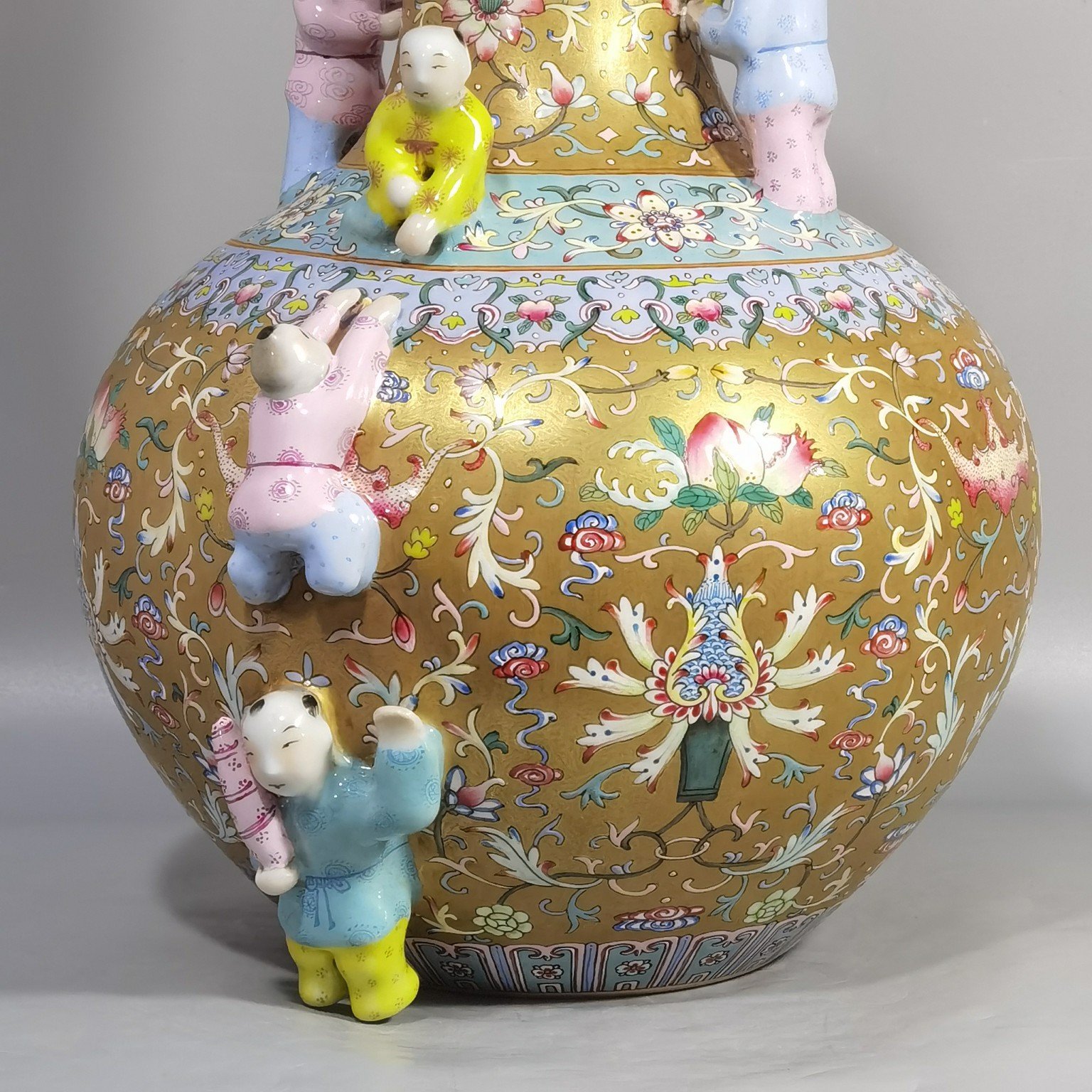 Qing Dynasty Yongzheng gold-colored pastel celestial sphere vase with five sons and five sons