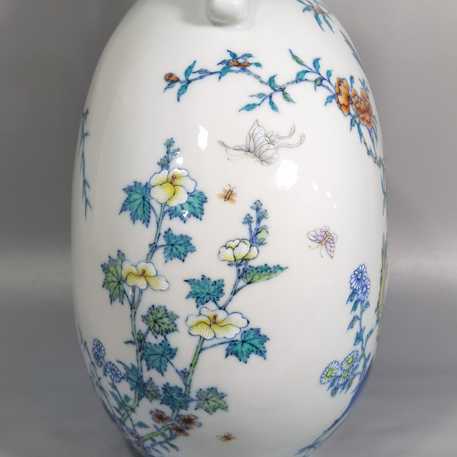 Qing Dynasty Yongzheng blue and white and pastel Anxi figure holding the moon flat vase