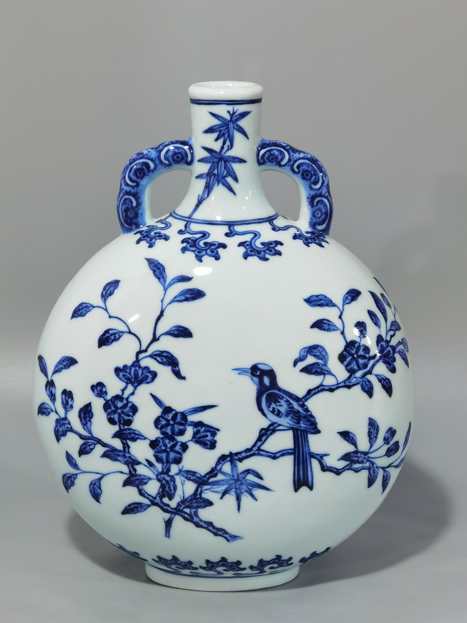 Qing Dynasty Yongzheng blue and white flat vase with two ears holding the moon