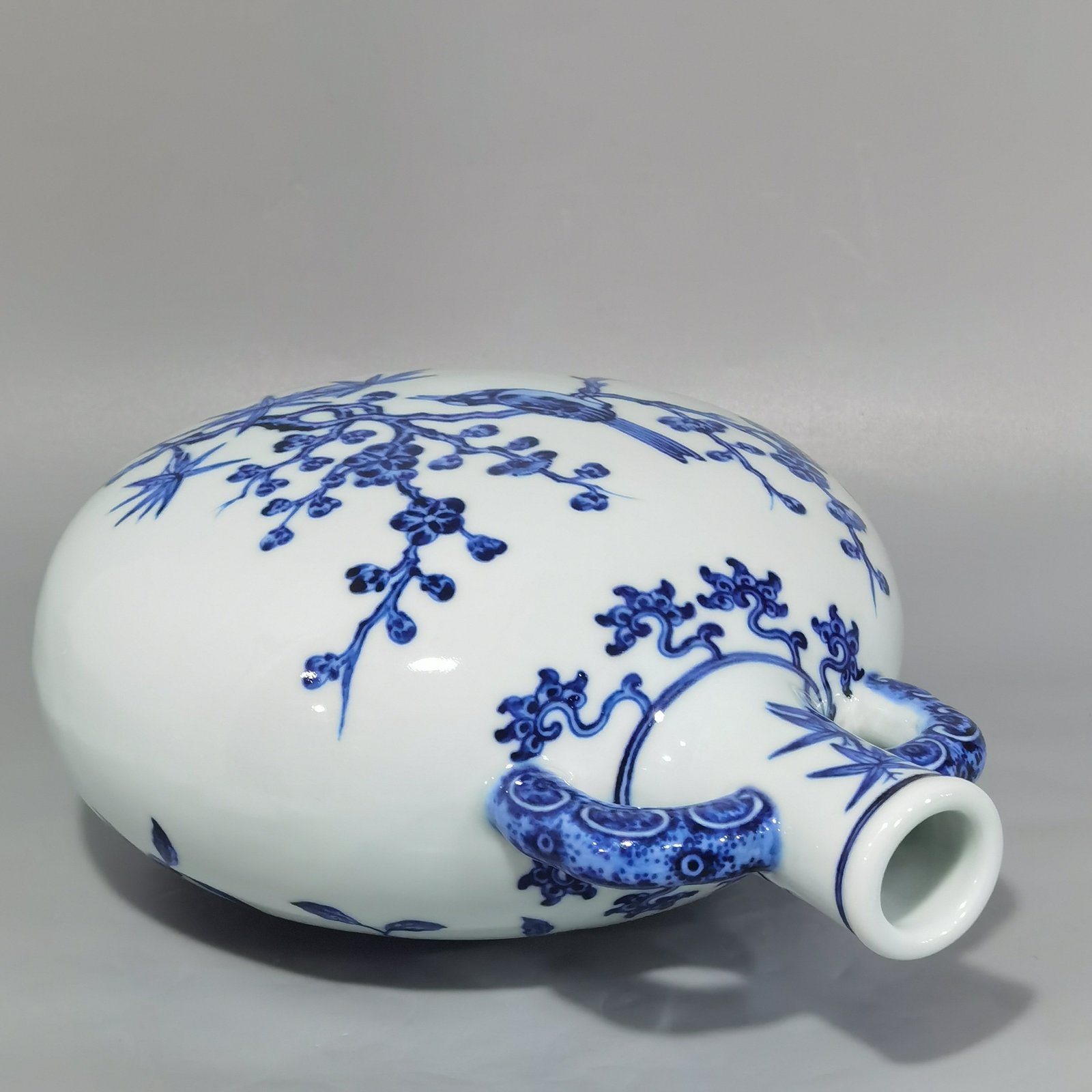 Qing Dynasty Yongzheng blue and white flat vase with two ears holding the moon