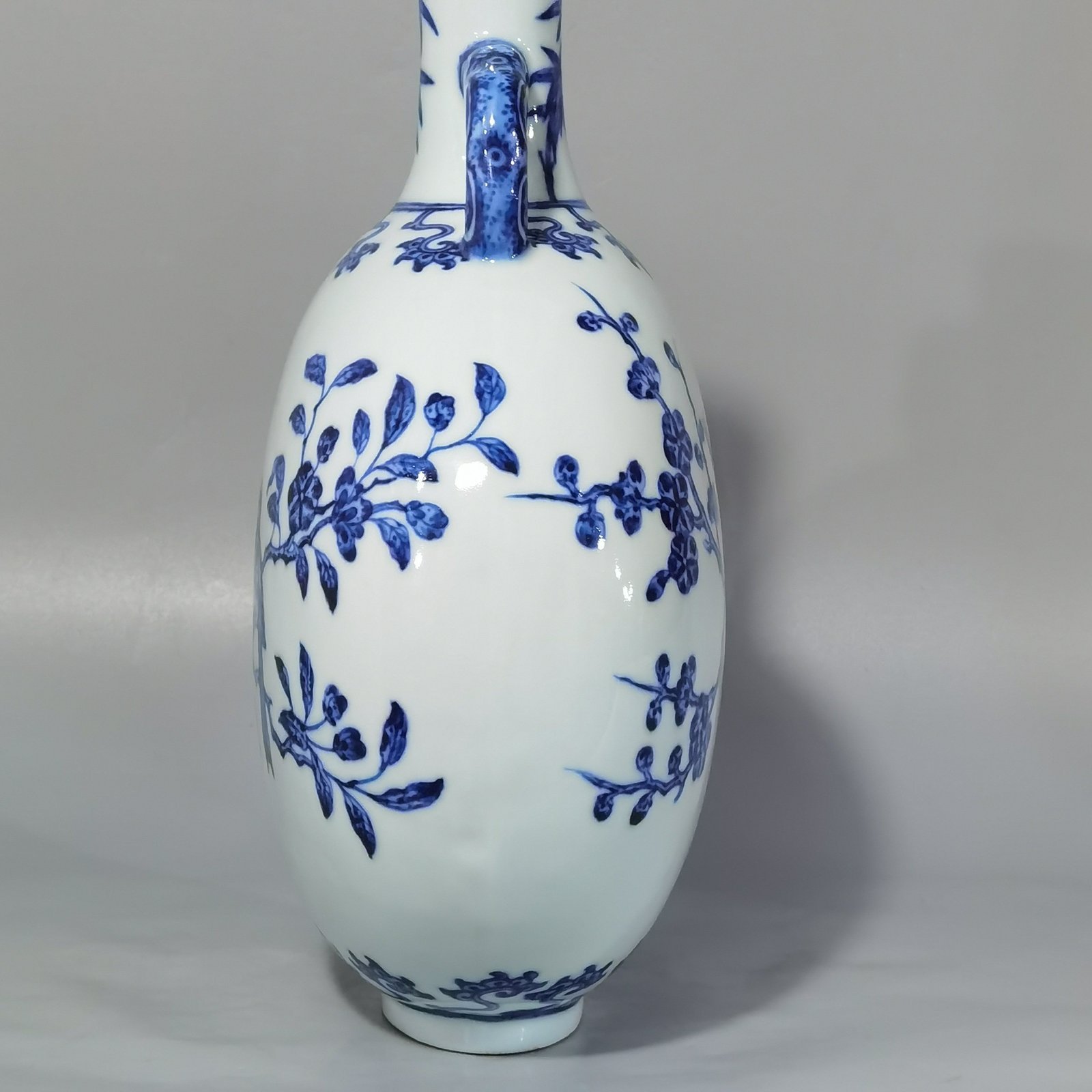Qing Dynasty Yongzheng blue and white flat vase with two ears holding the moon
