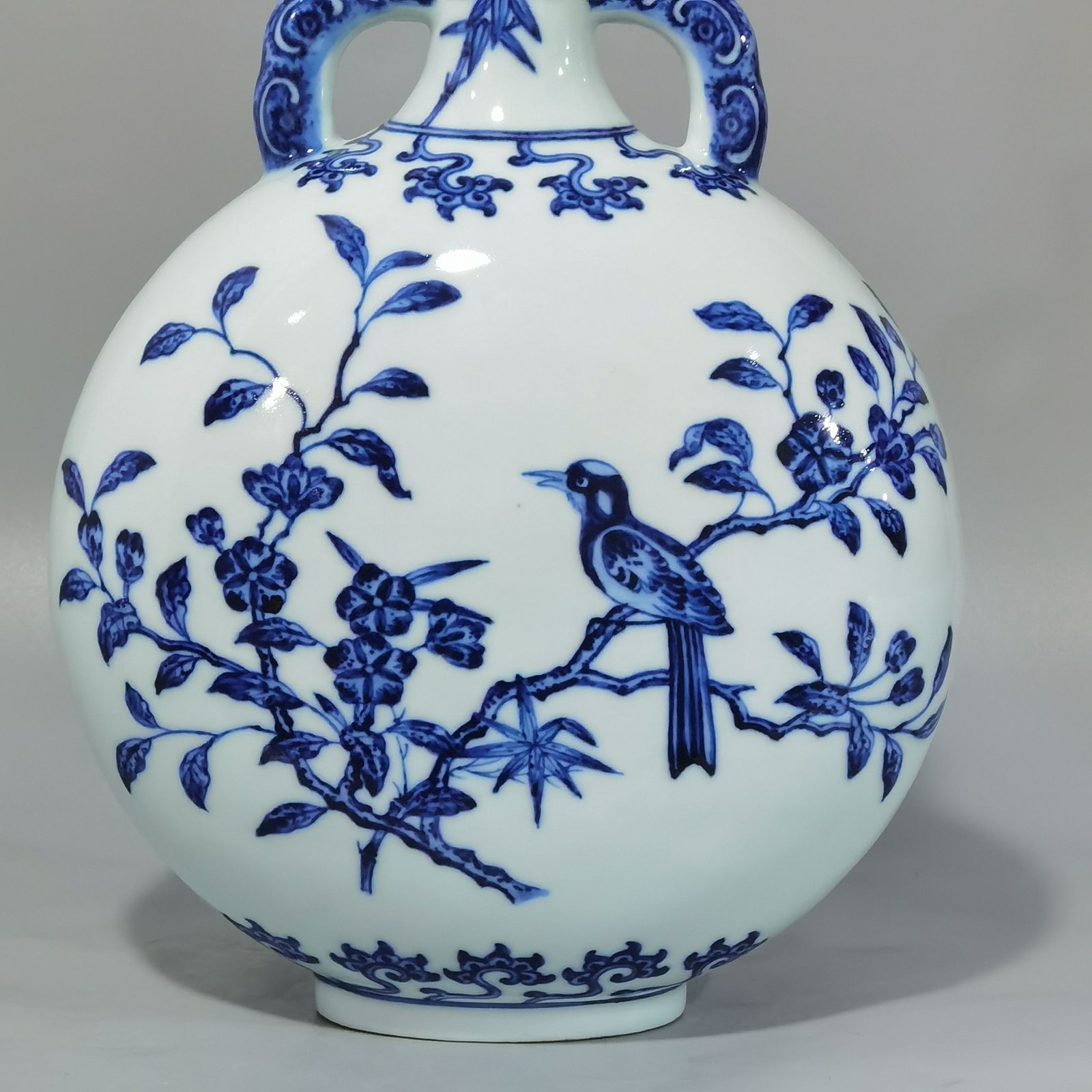 Qing Dynasty Yongzheng blue and white flat vase with two ears holding the moon