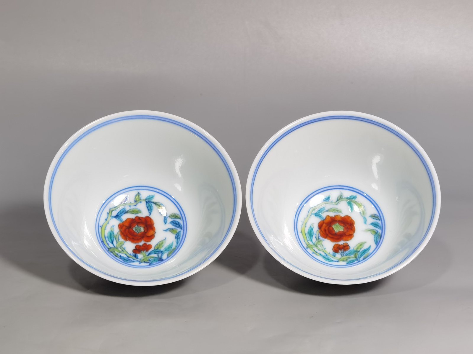 Qing Dynasty Yongzheng A pair of blue and white Doucai Sanduo pattern cups