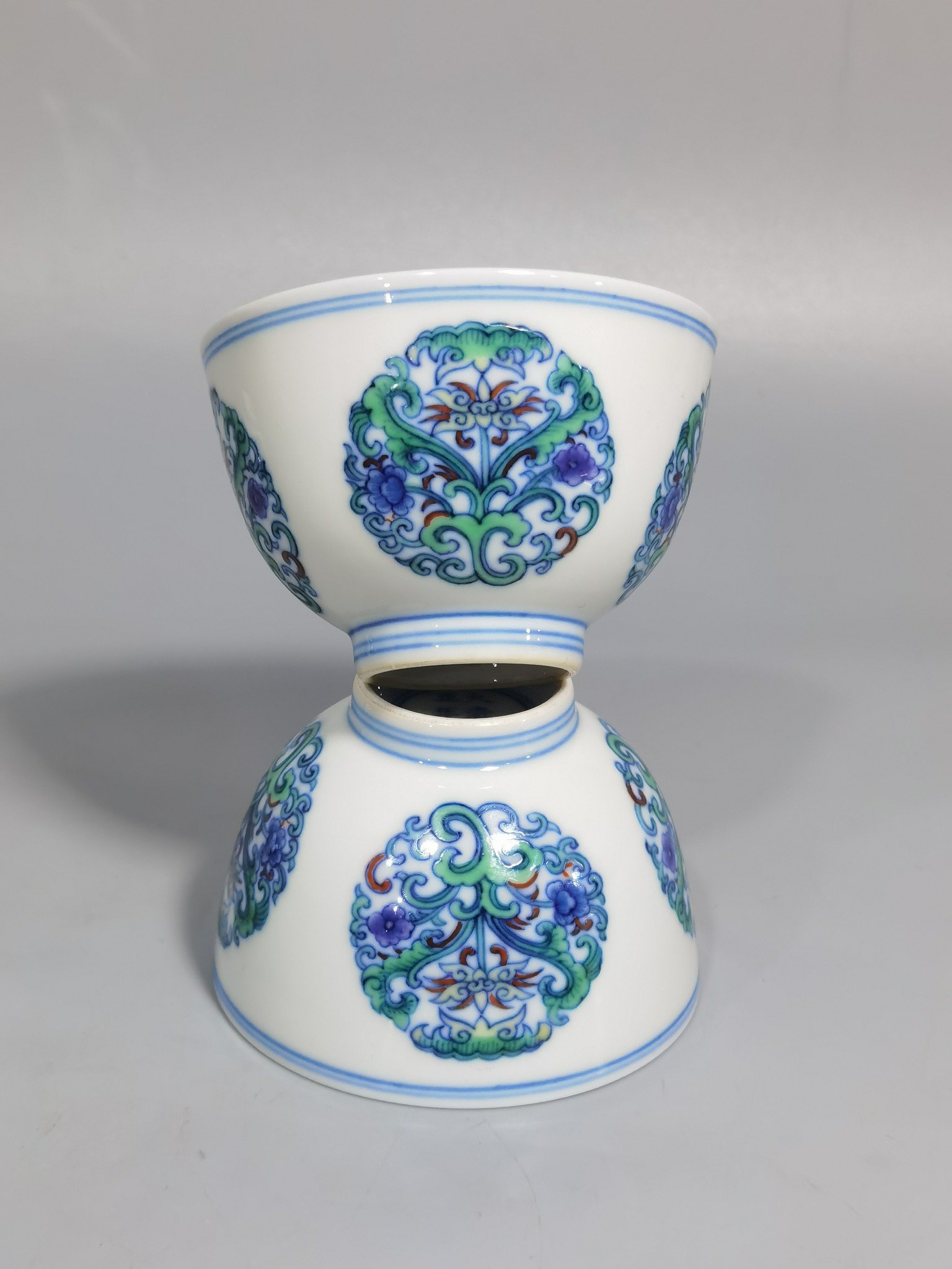 Qing Dynasty Yongzheng a pair of blue and white Doucai group pattern cups