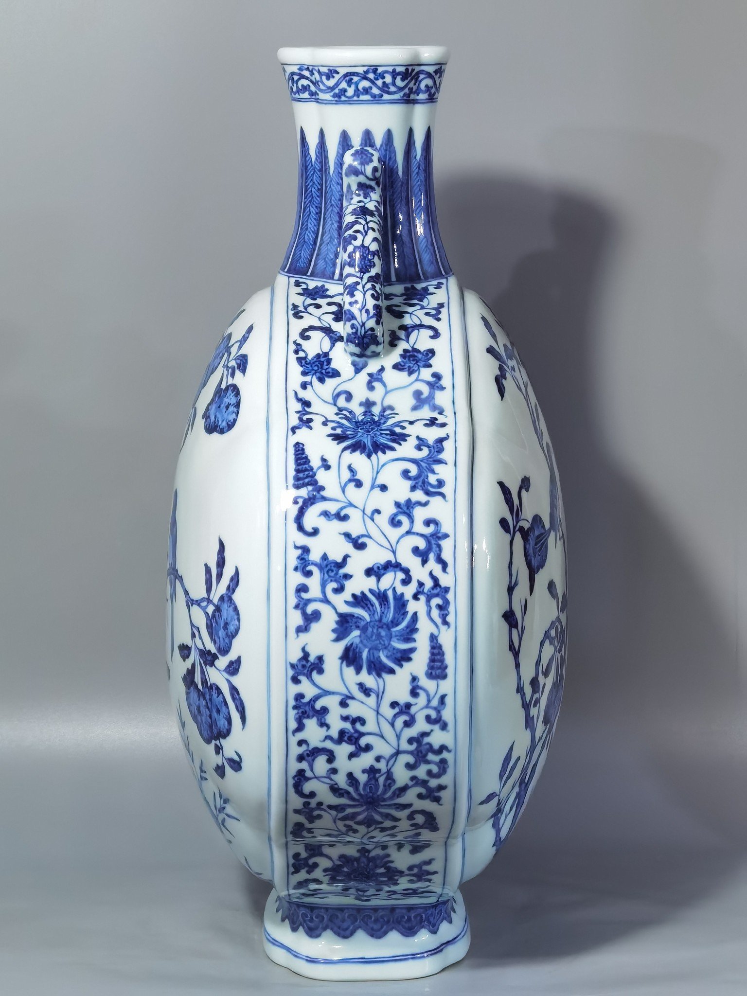 Qing Dynasty Yongzheng blue and white double ears holding moon flat vase