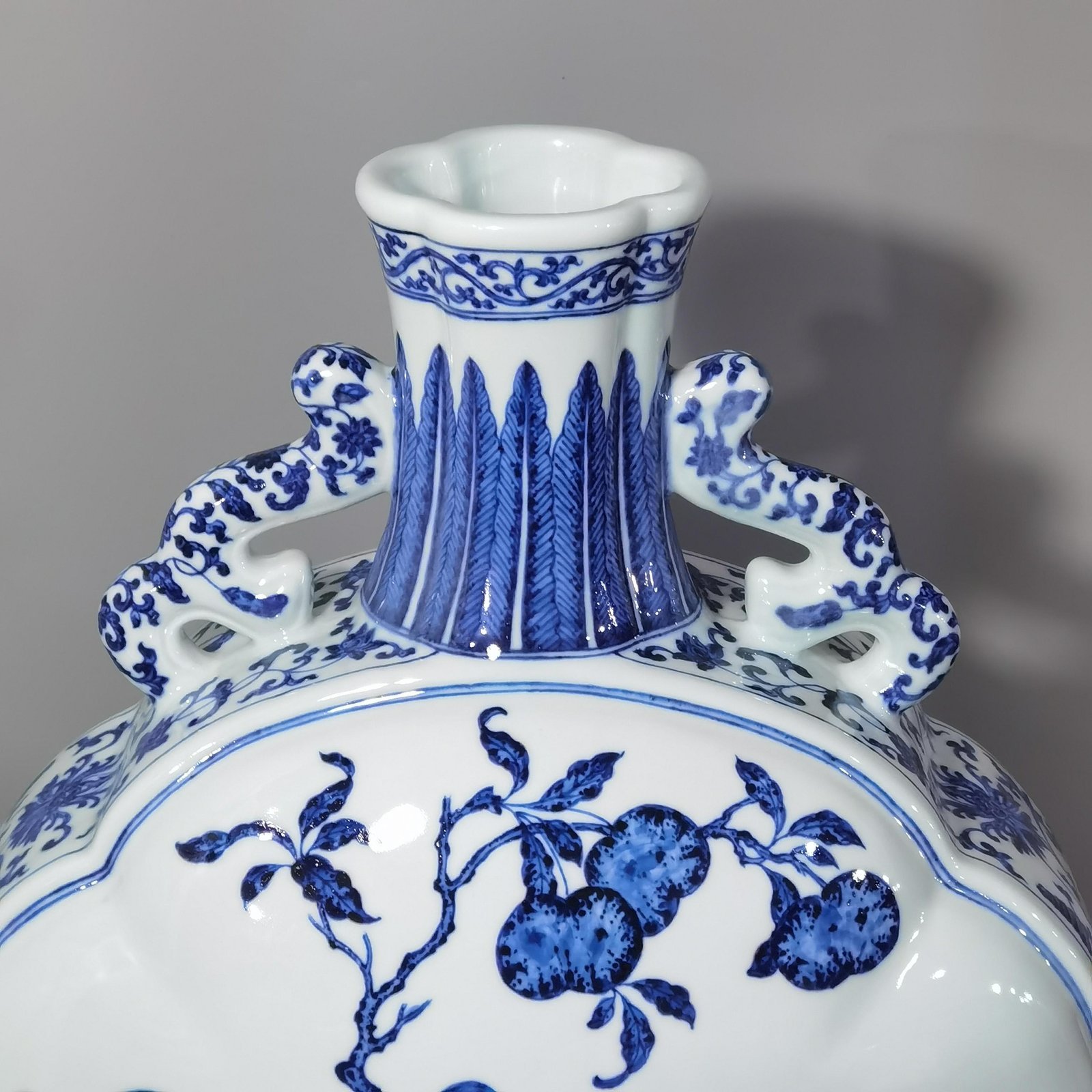 Qing Dynasty Yongzheng blue and white double ears holding moon flat vase