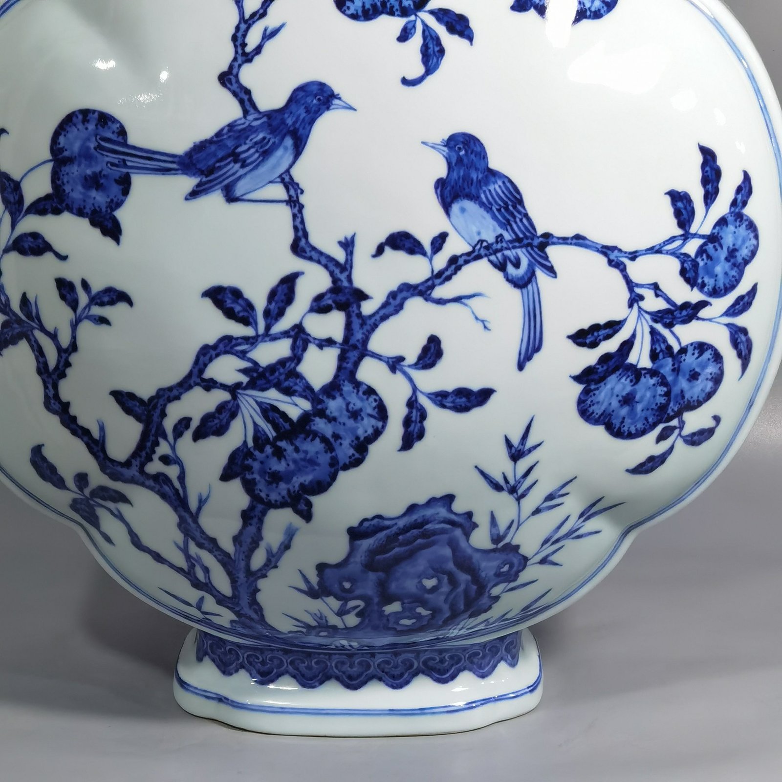 Qing Dynasty Yongzheng blue and white double ears holding moon flat vase