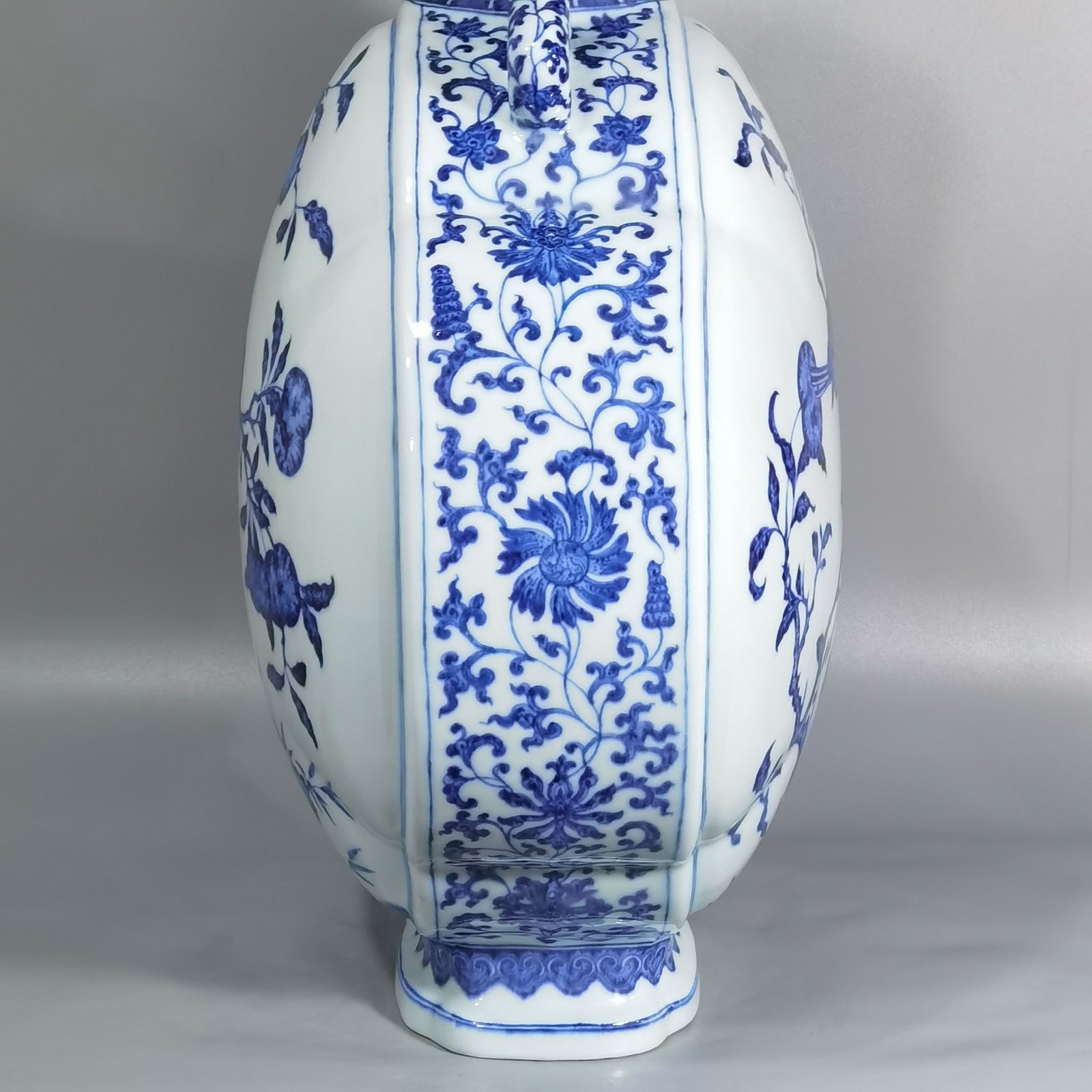 Qing Dynasty Yongzheng blue and white double ears holding moon flat vase