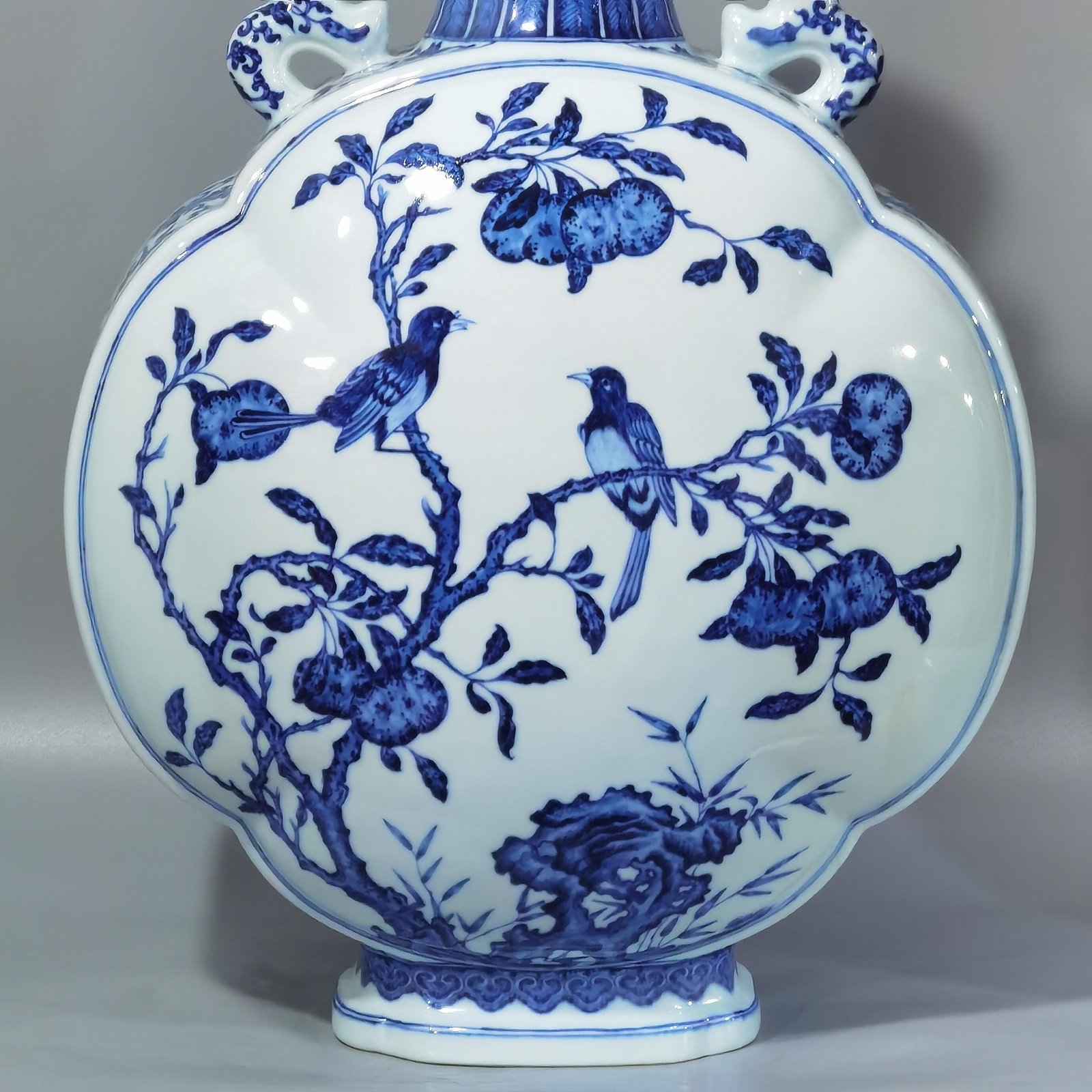 Qing Dynasty Yongzheng blue and white double ears holding moon flat vase