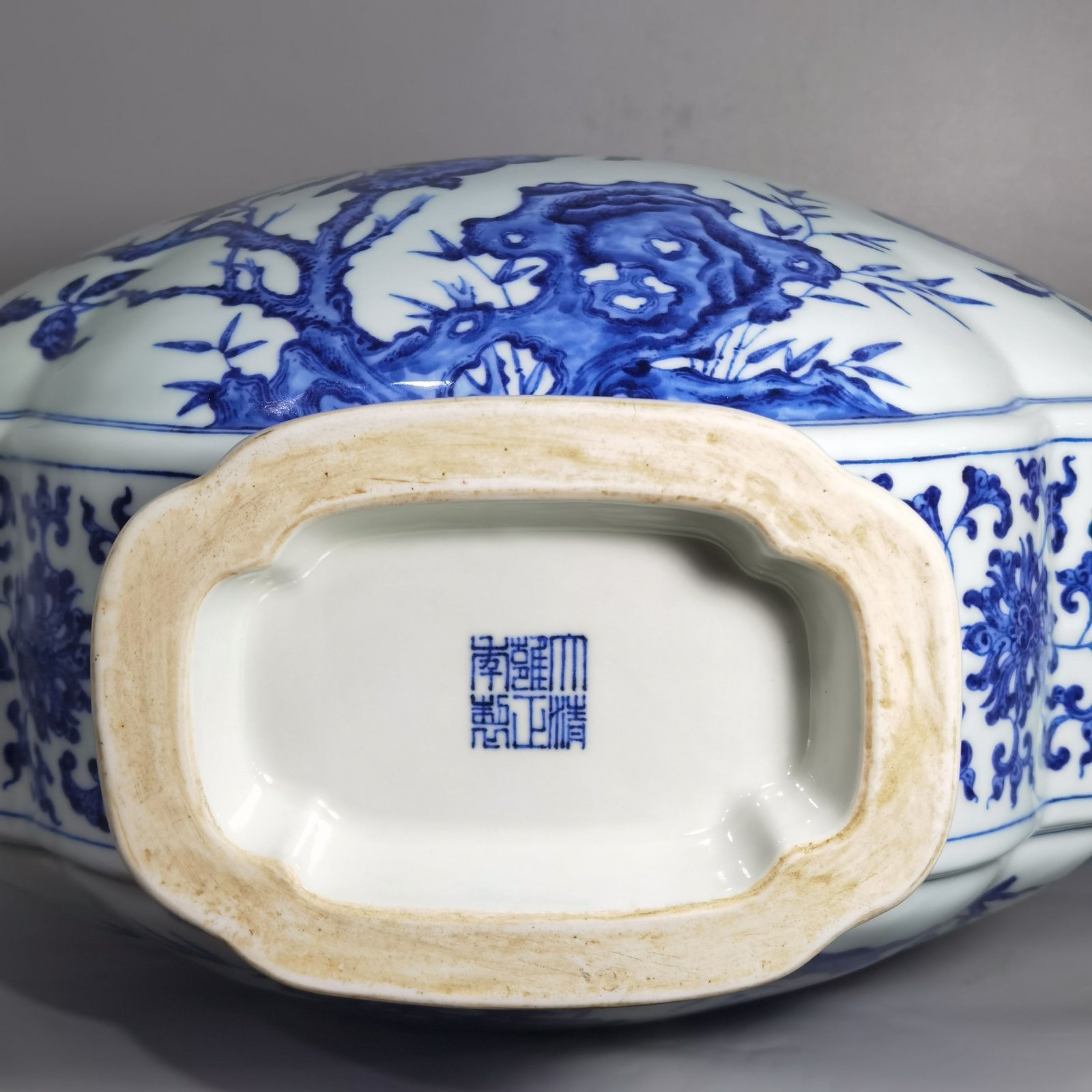 Qing Dynasty Yongzheng blue and white double ears holding moon flat vase