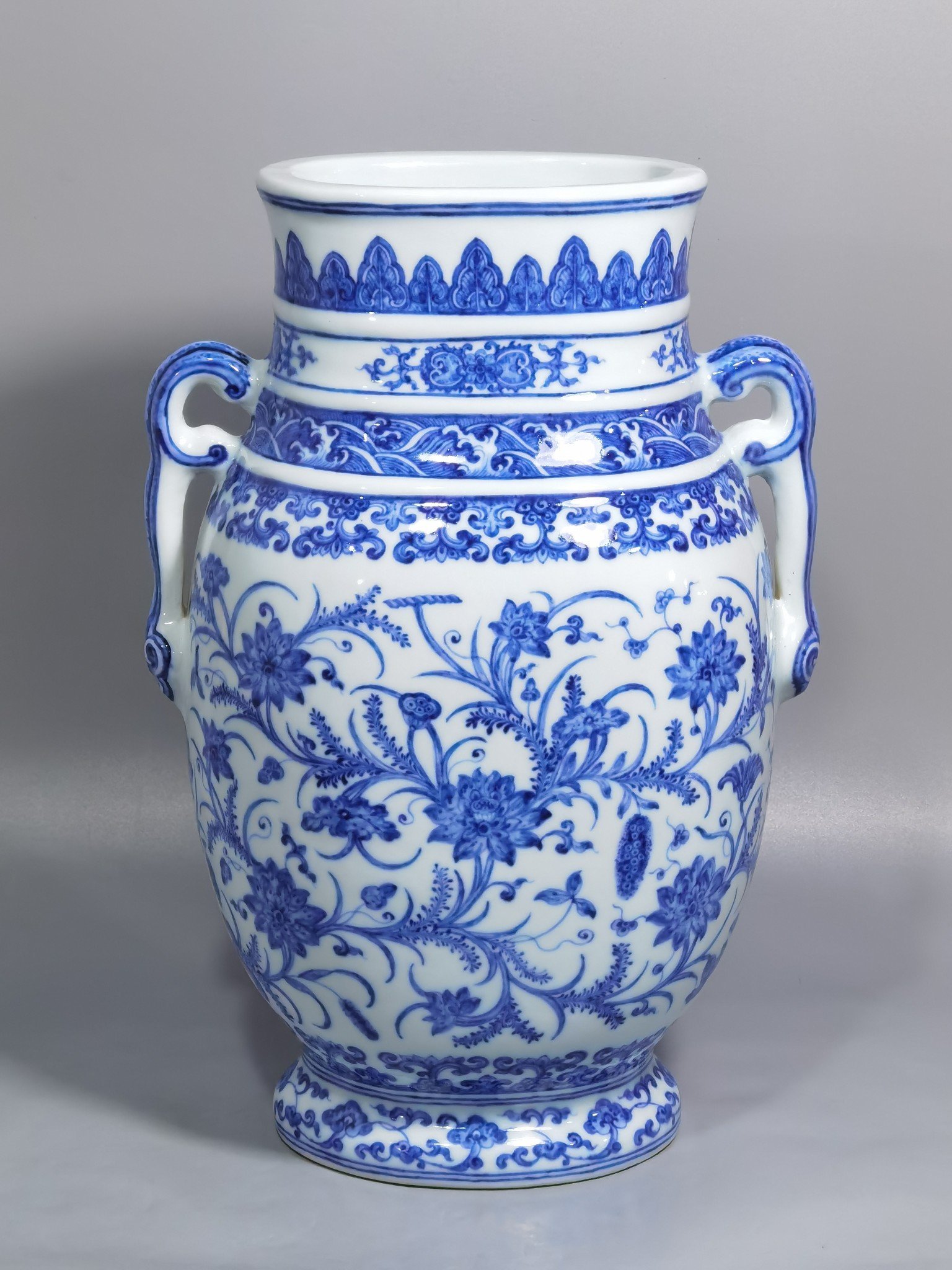 Qing Dynasty Yongzheng blue and white lotus pattern double-eared flat bottle
