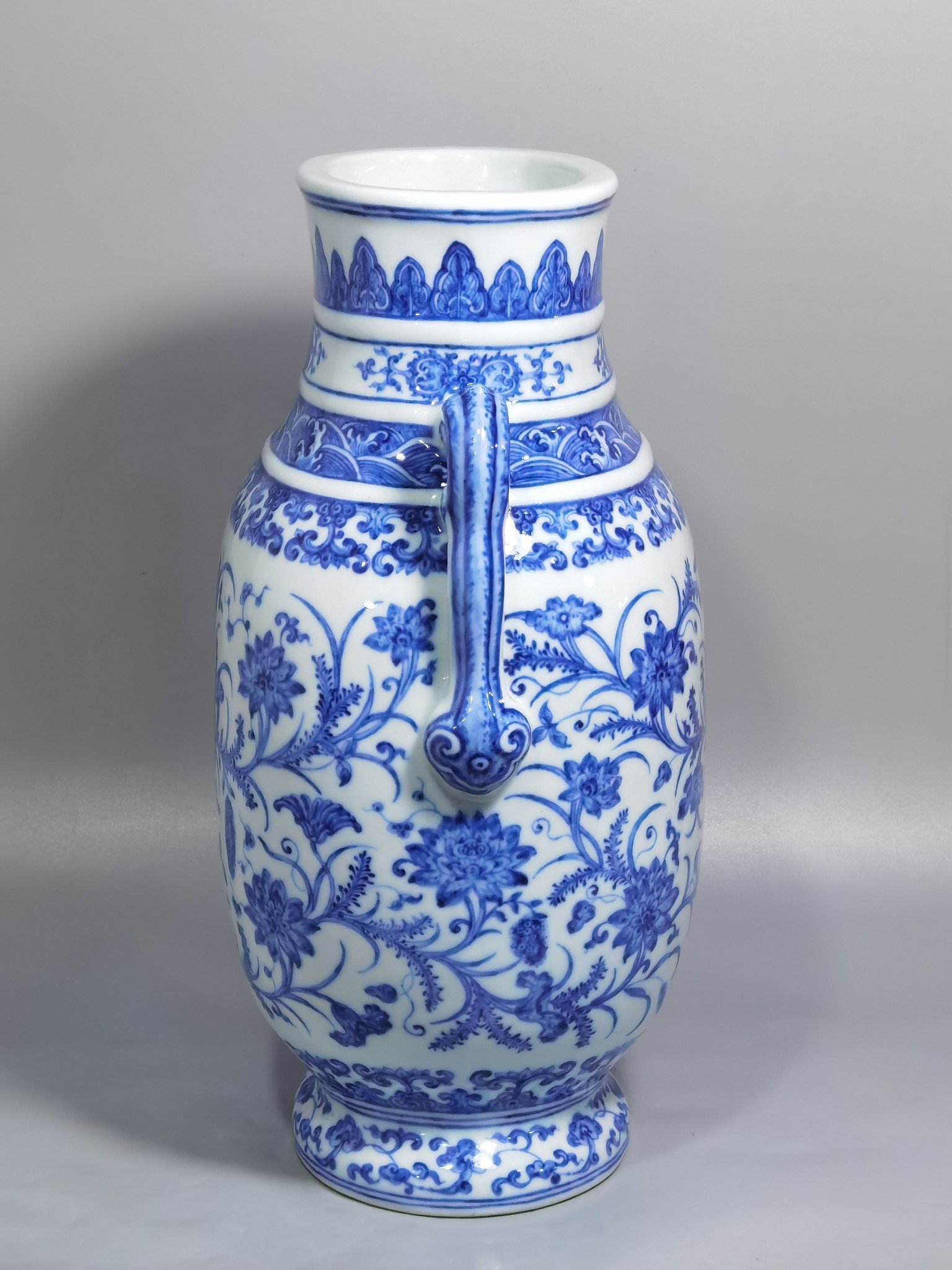 Qing Dynasty Yongzheng blue and white lotus pattern double-eared flat bottle