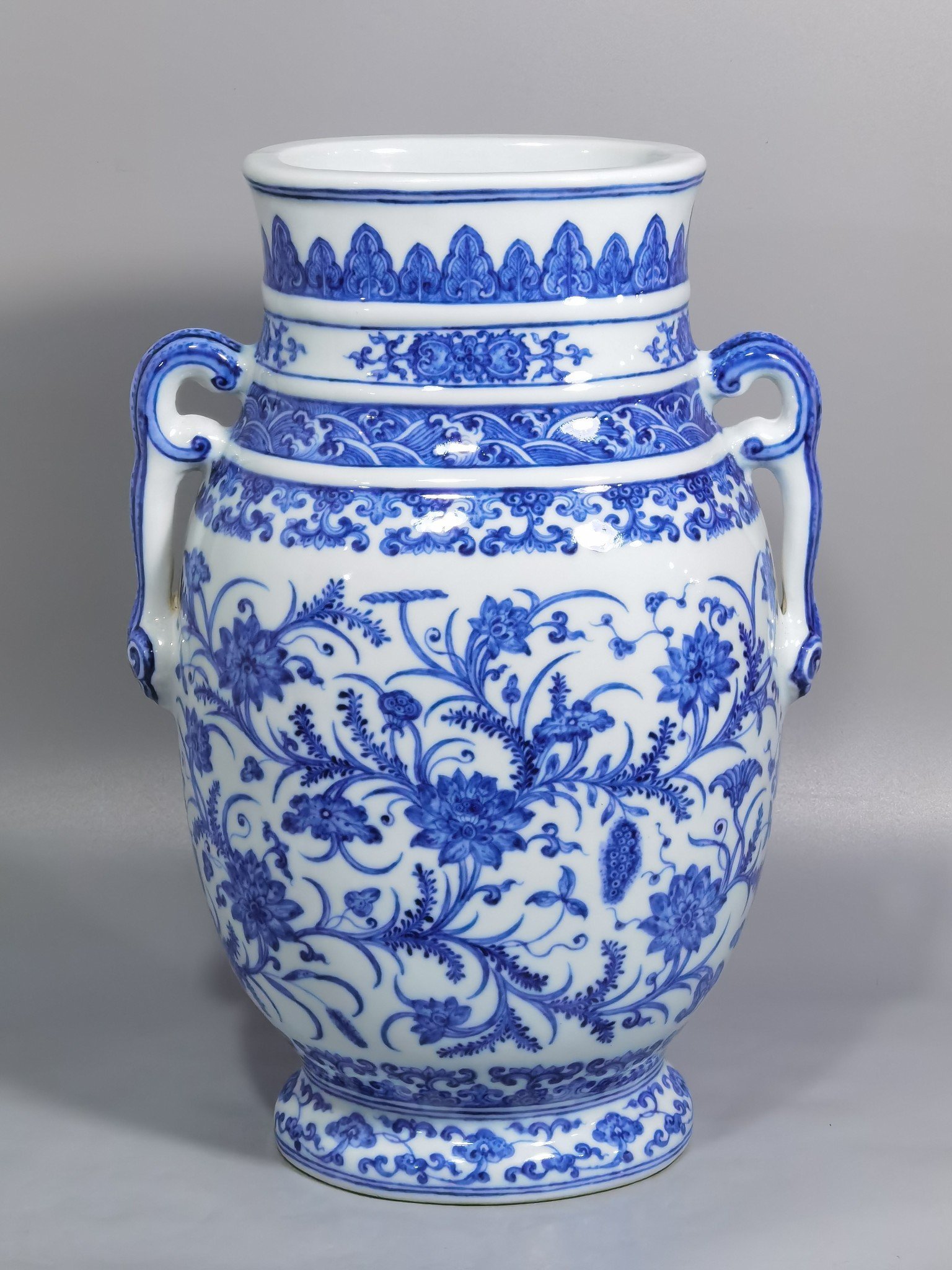 Qing Dynasty Yongzheng blue and white lotus pattern double-eared flat bottle