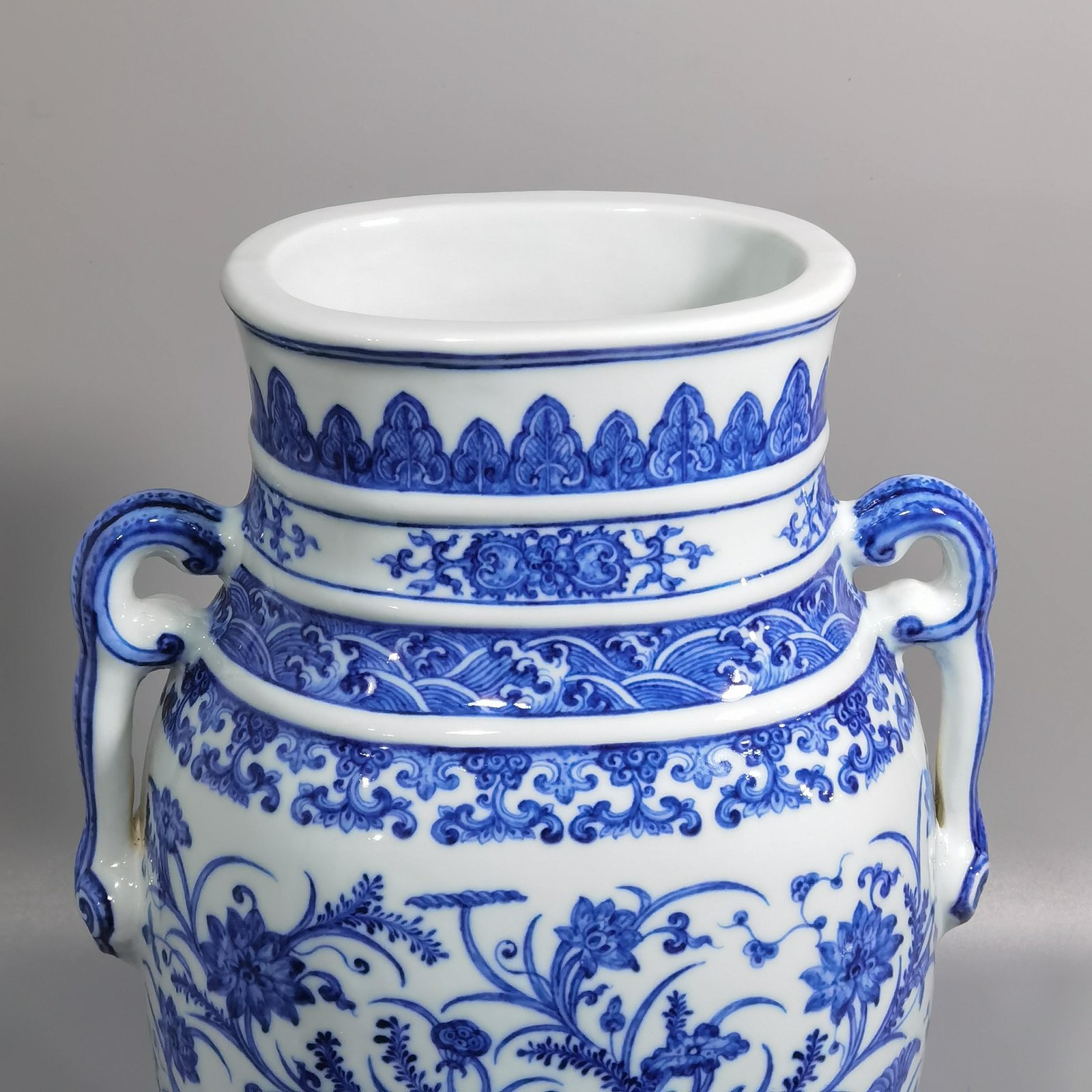 Qing Dynasty Yongzheng blue and white lotus pattern double-eared flat bottle