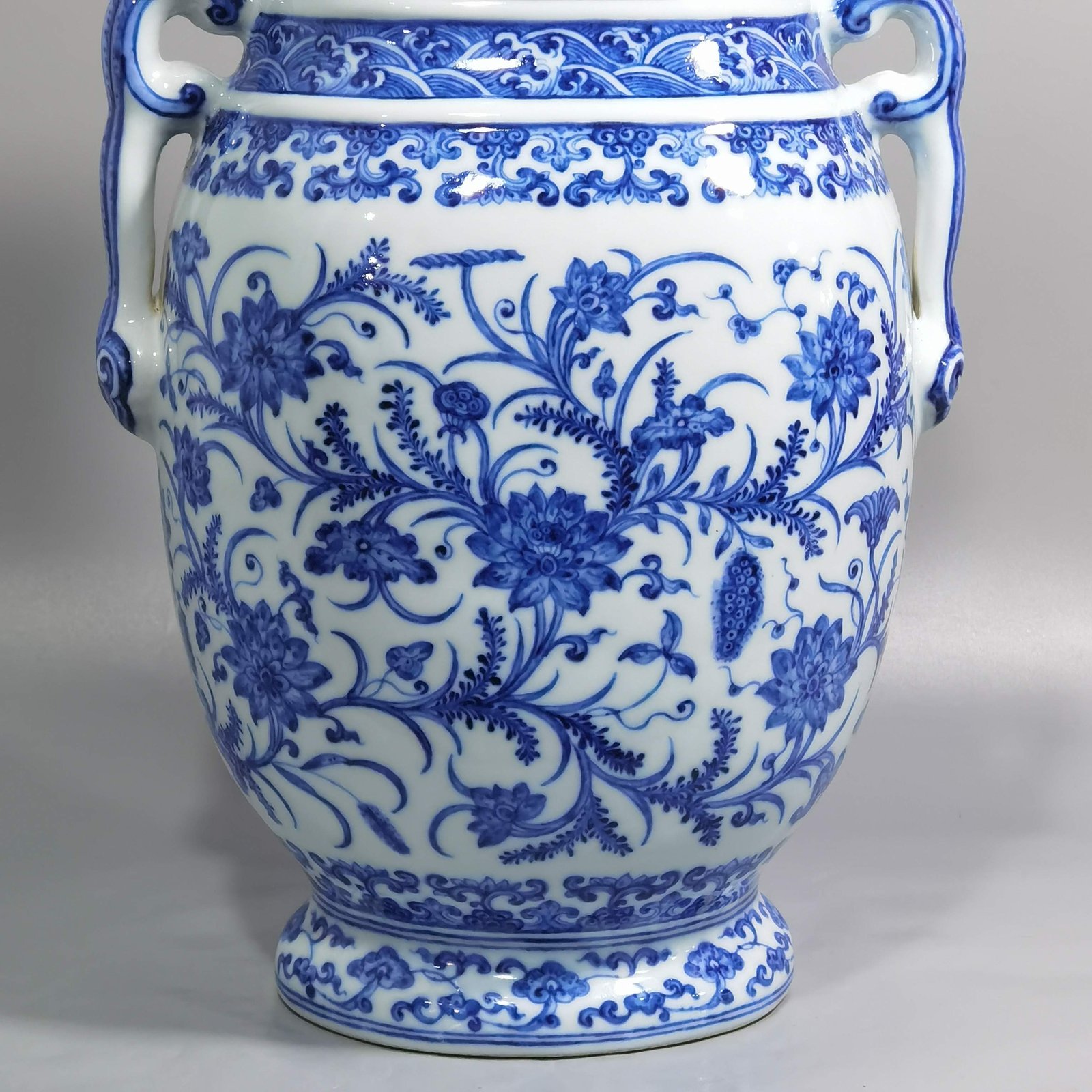 Qing Dynasty Yongzheng blue and white lotus pattern double-eared flat bottle
