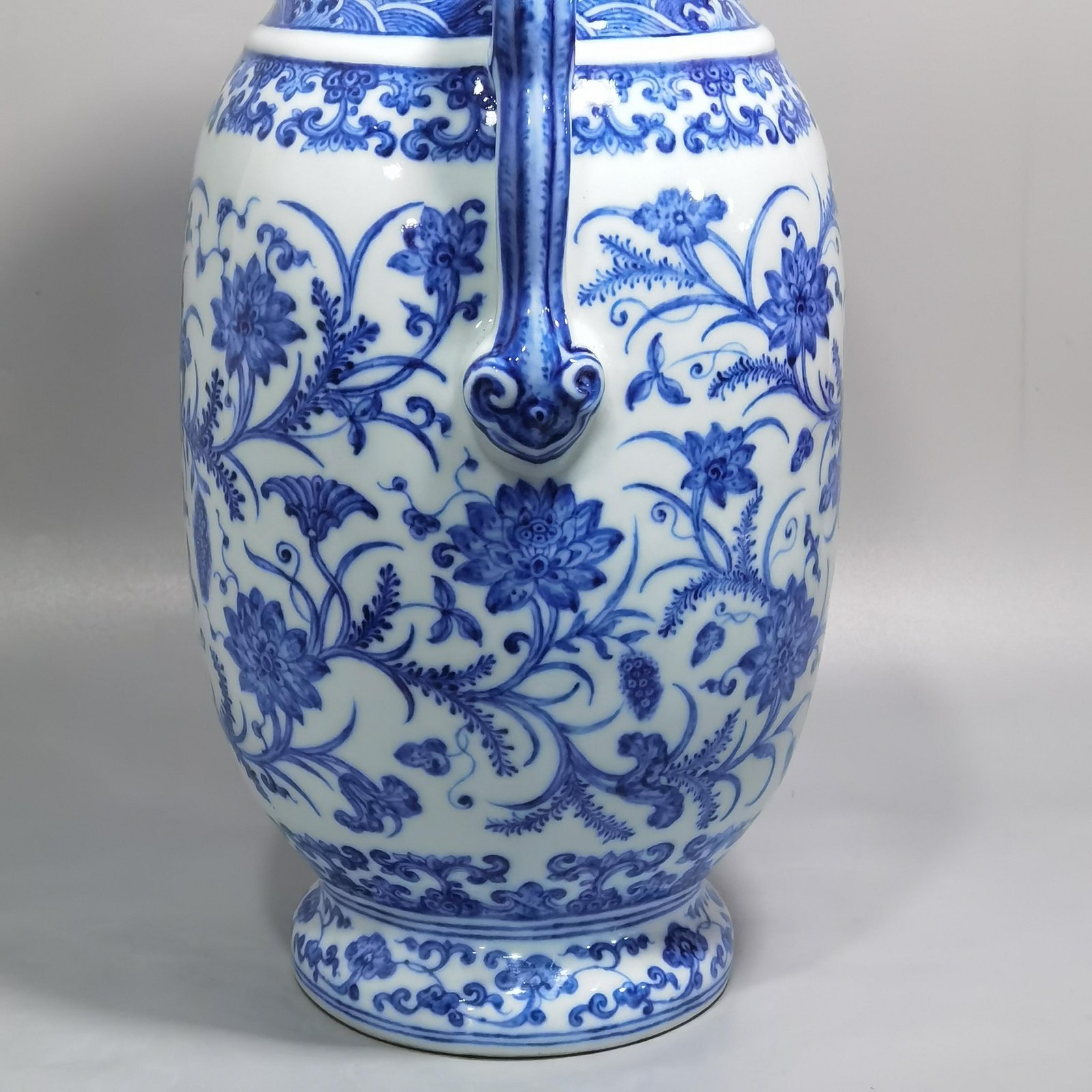 Qing Dynasty Yongzheng blue and white lotus pattern double-eared flat bottle