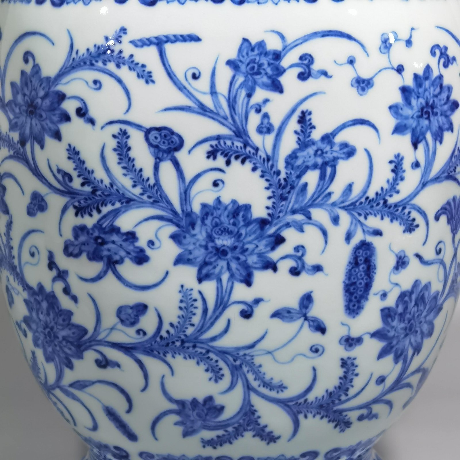Qing Dynasty Yongzheng blue and white lotus pattern double-eared flat bottle