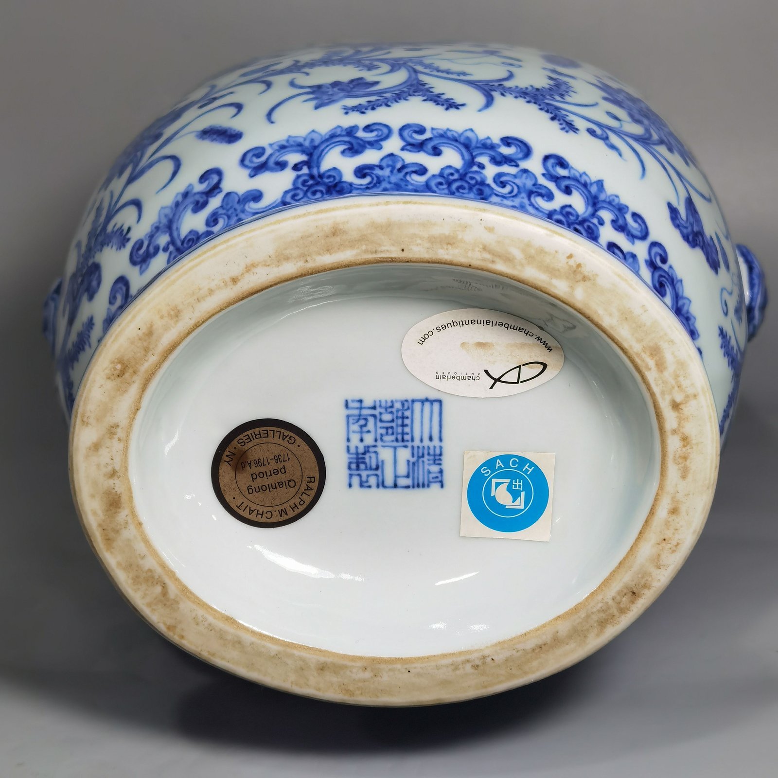 Qing Dynasty Yongzheng blue and white lotus pattern double-eared flat bottle