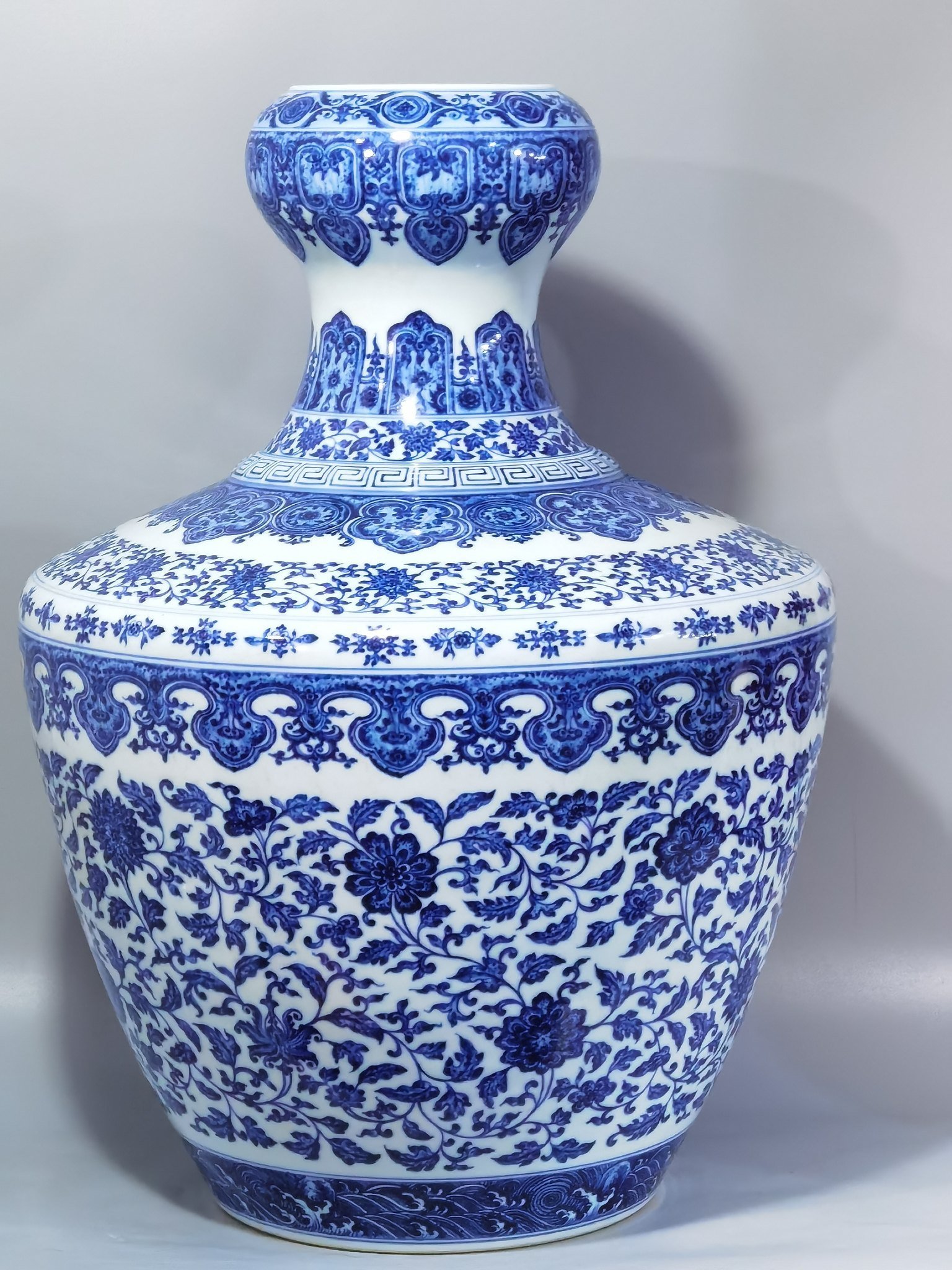 Qing Dynasty Yongzheng blue and white entwining branches and lotus bottle