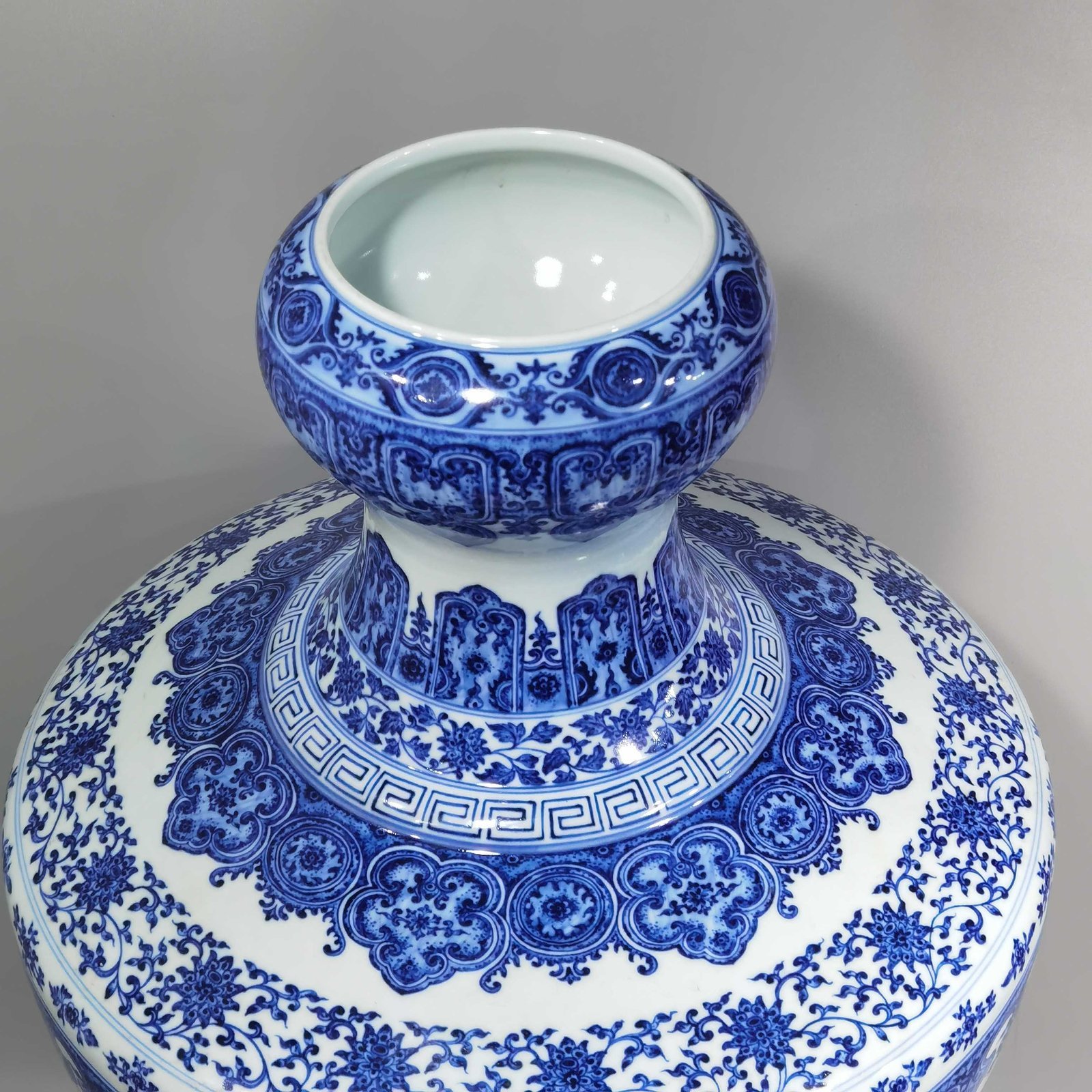 Qing Dynasty Yongzheng blue and white entwining branches and lotus bottle