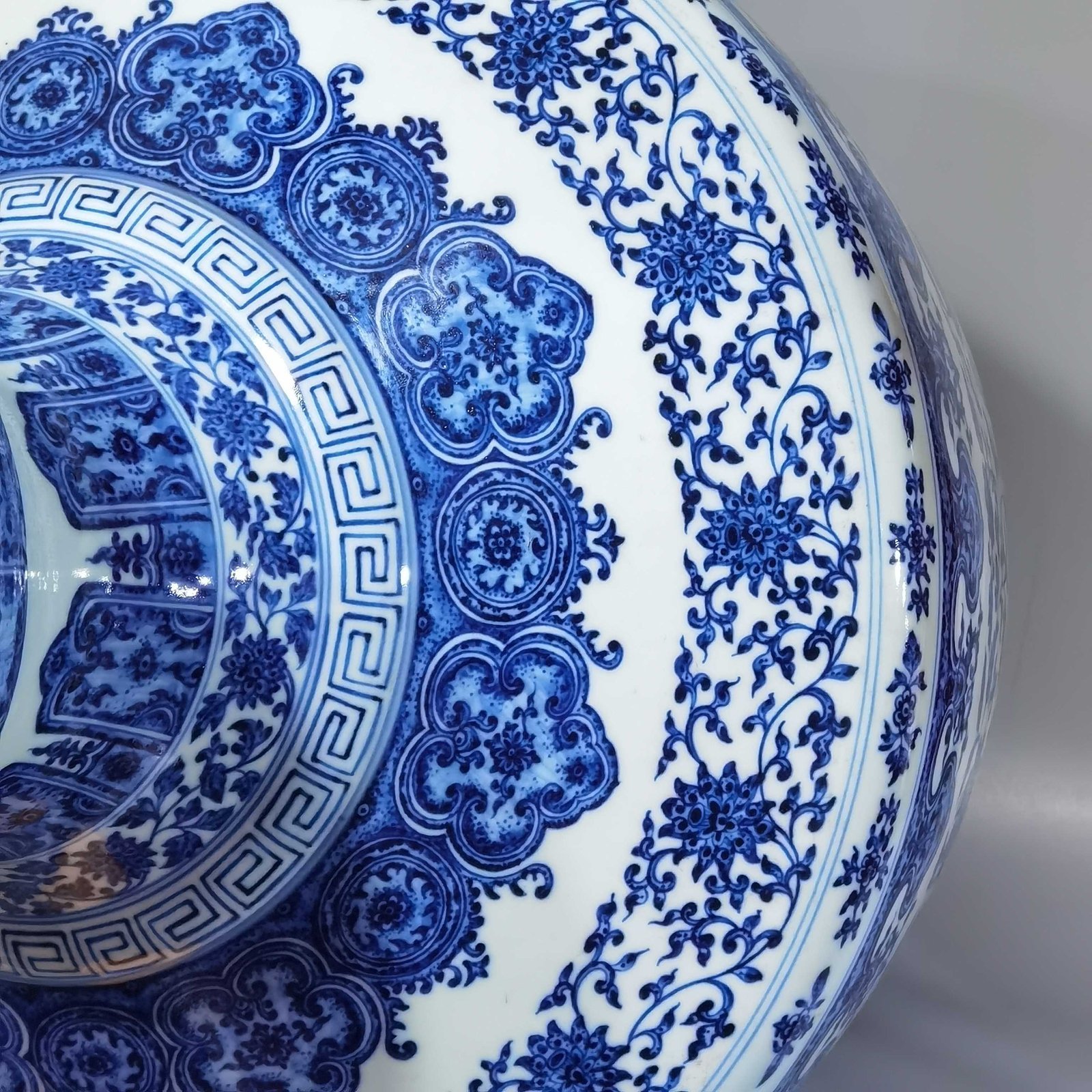 Qing Dynasty Yongzheng blue and white entwining branches and lotus bottle